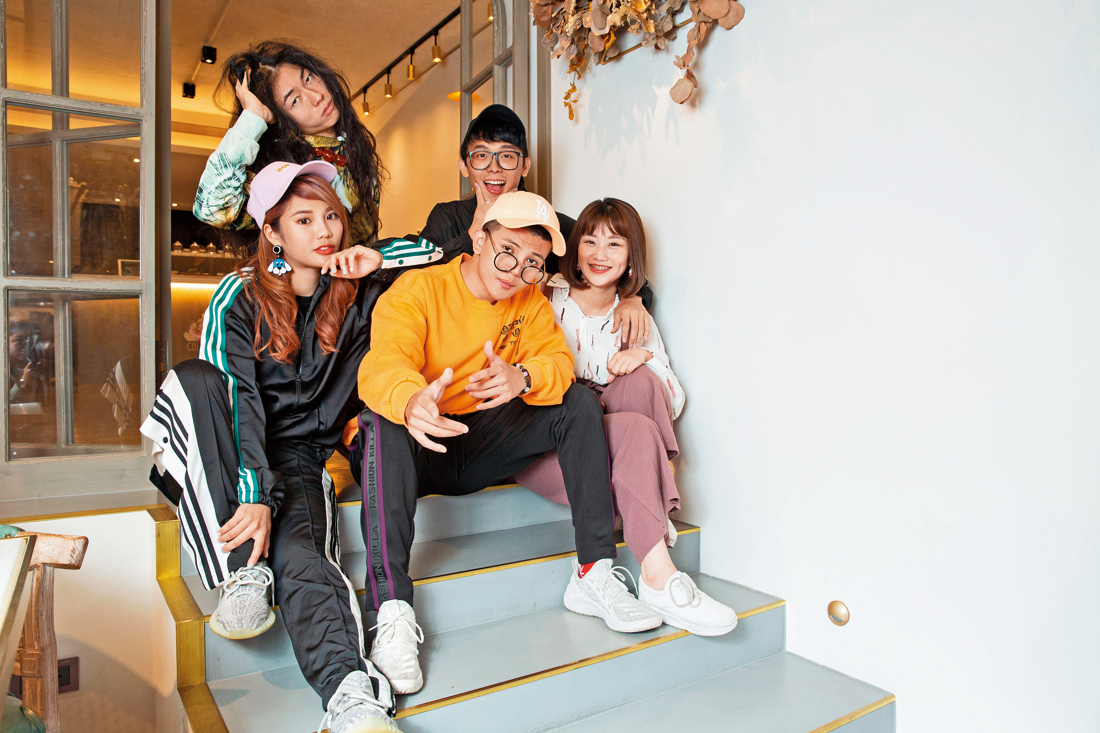 反骨男孩由孫生（前中）和酷炫（後右）等人，靠著趣味影片在網路衝出高人氣。