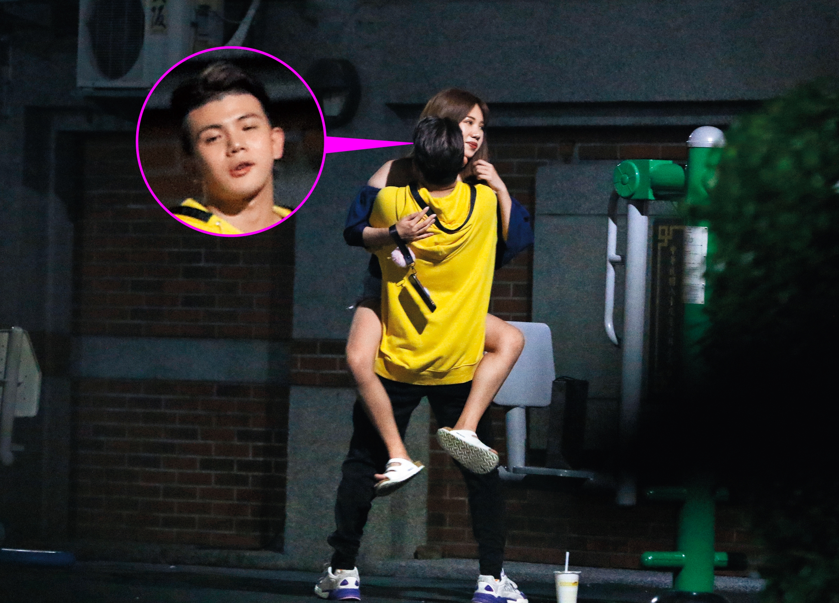 5/15 22:38 前戲做足，孫生直接用火車便當的姿勢將張優抱起來。