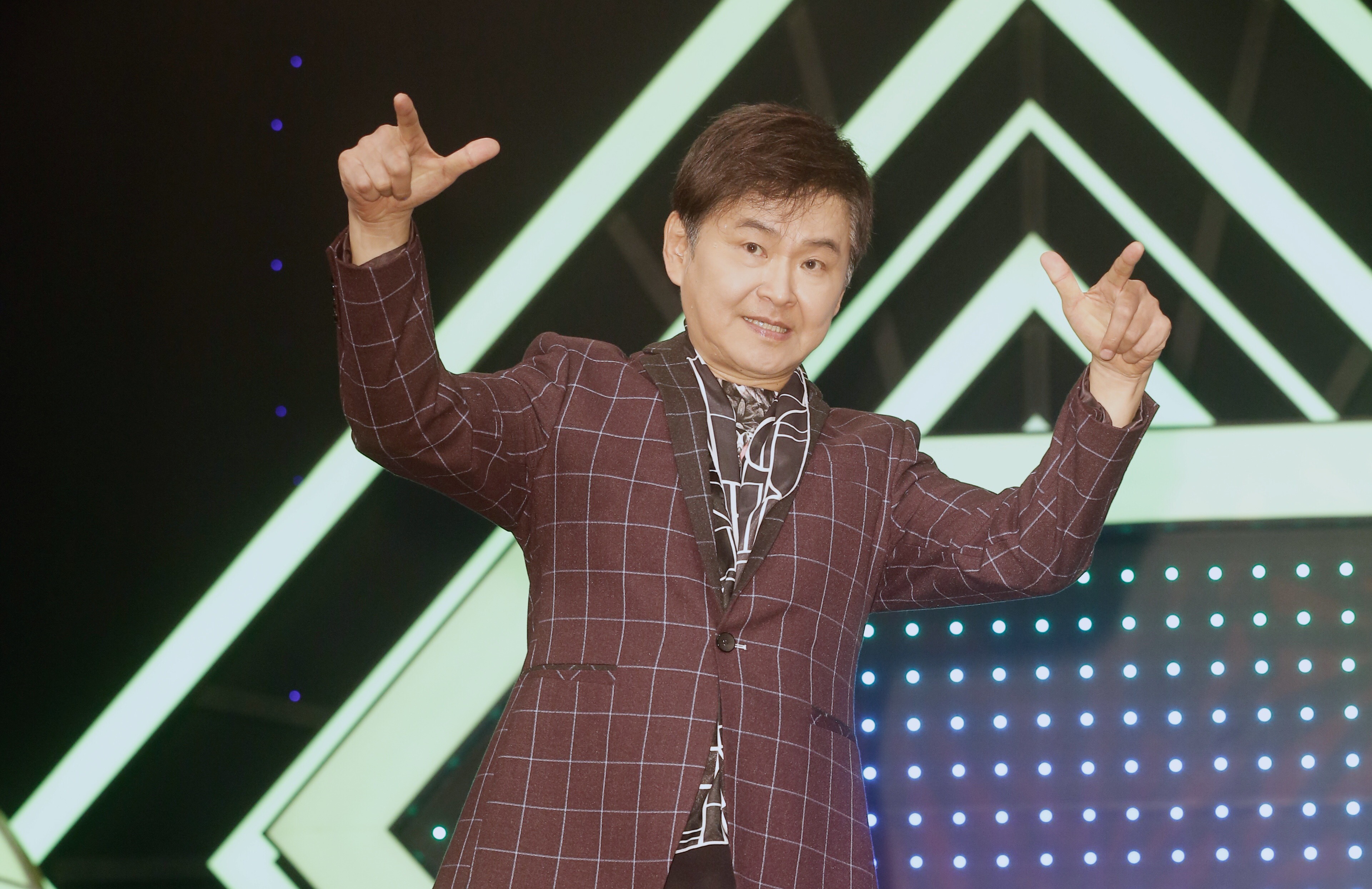 據了解,賀一航當時對於有別以往的新造型相當滿意。