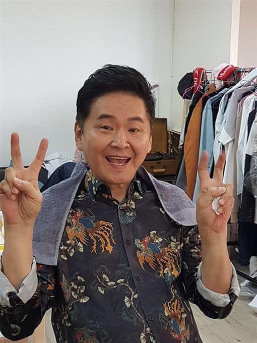 賀一航在去世前特地前往髮廊剪髮。（翻攝自W Studio 美學概念學苑臉書）