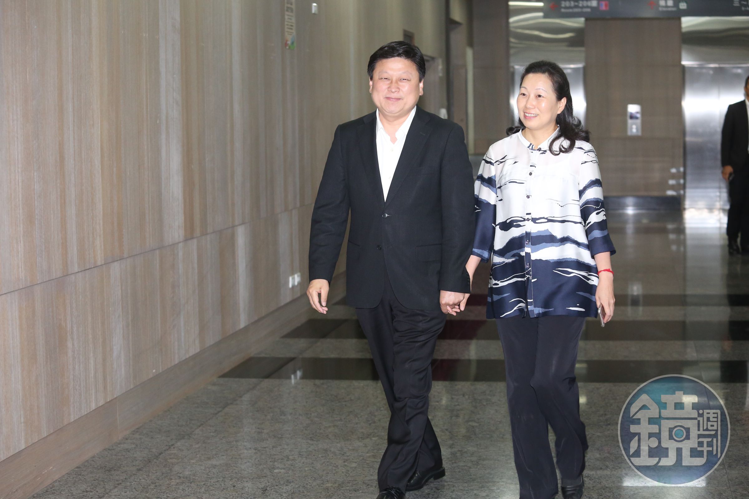 前花蓮縣長傅崐萁（左）任內花公帑要駐地記者「蒐集輿情」，今（4日）監察院通過彈劾案。