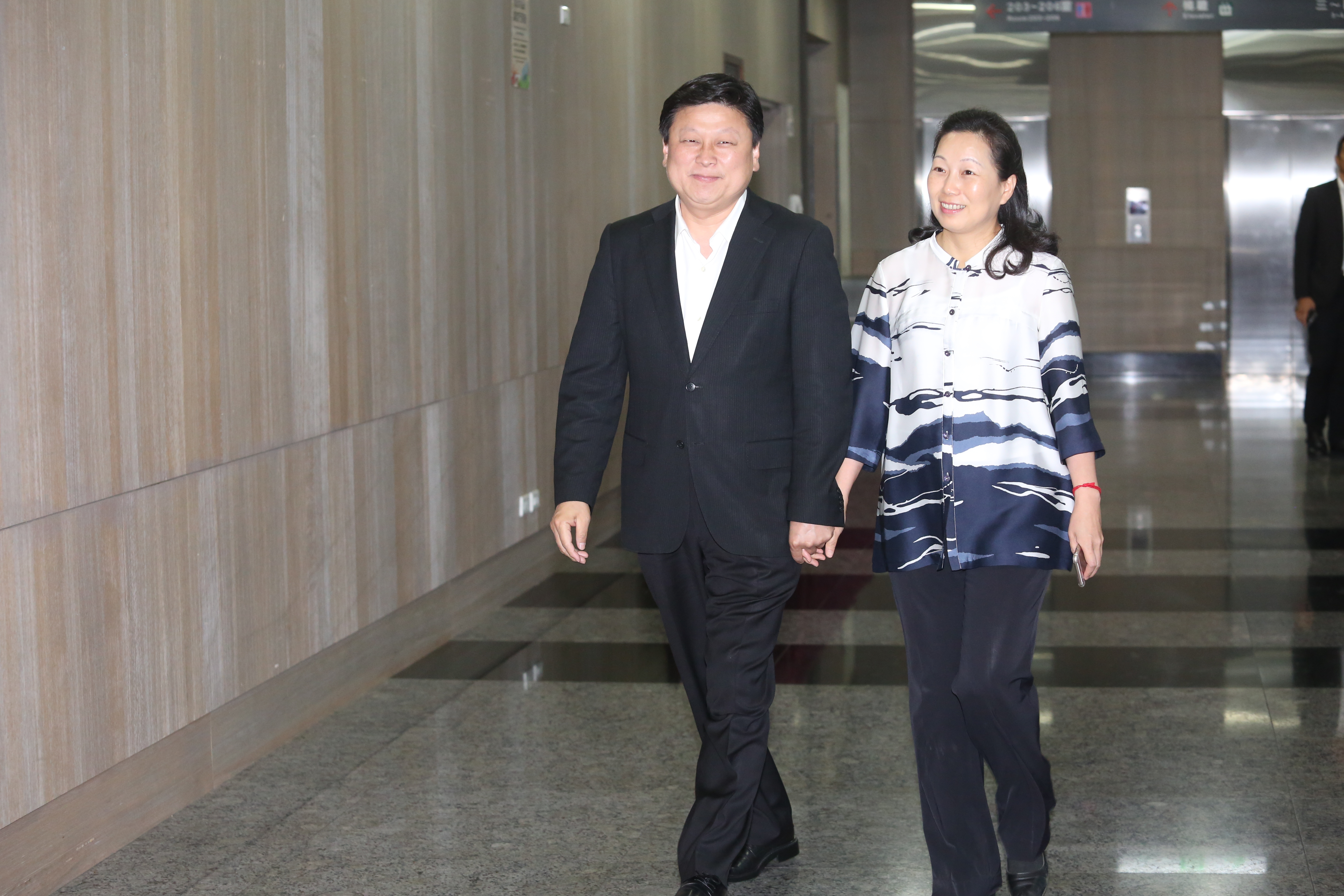 前花蓮縣長傅崐萁（左）任內花公帑要駐地記者「蒐集輿情」，今（4日）監察院通過彈劾案。