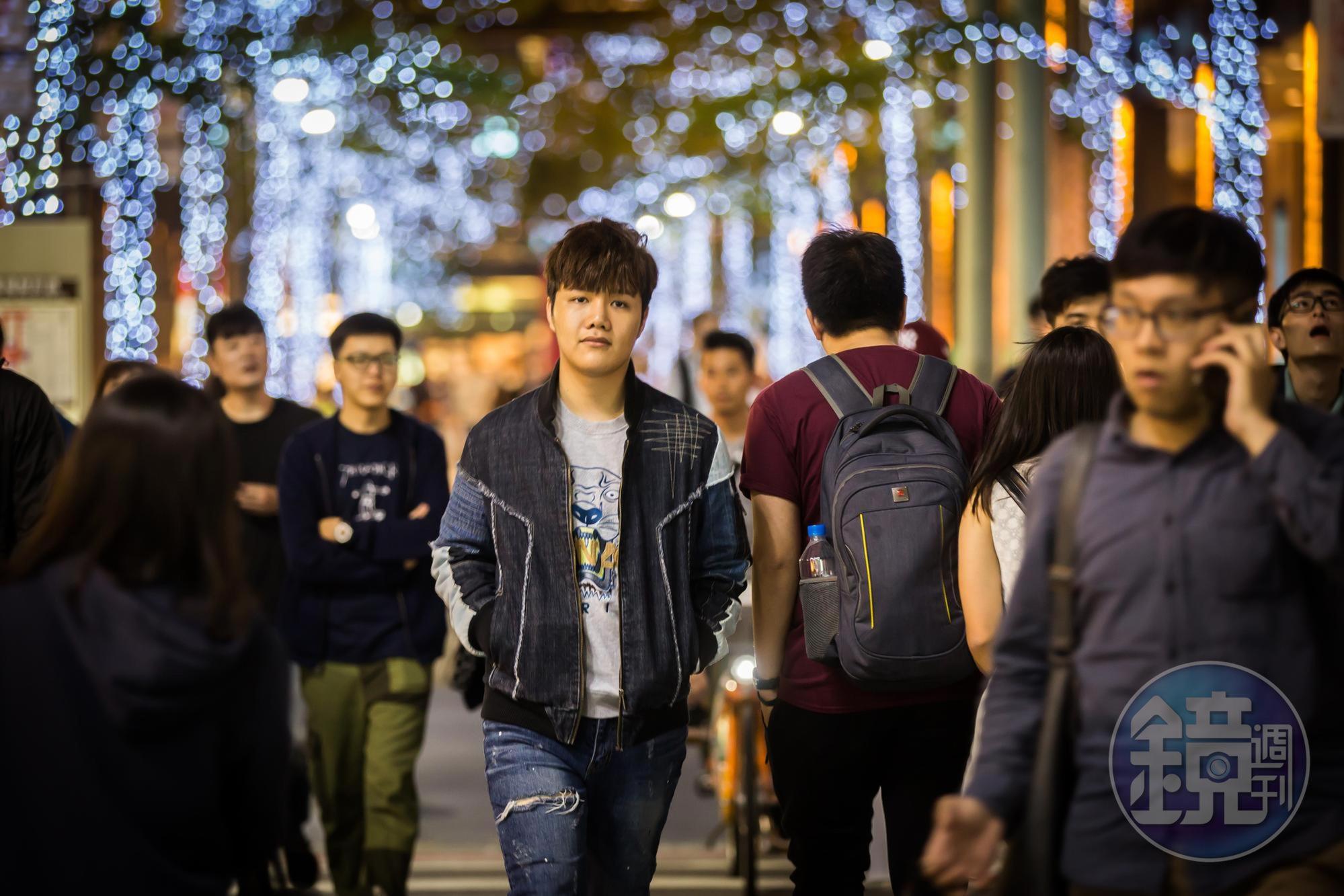 雖然年收上億元,蘇友謙仍只是無助的青少年,沒有真心朋友。