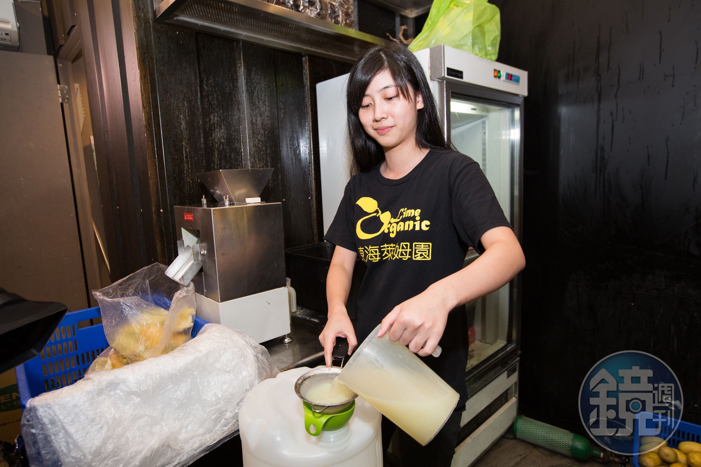 剛創業開店時，曾俊豪校長兼撞鐘，一人搞定。賺錢後就開始請人，現在的工讀生是氣質清新女大生。