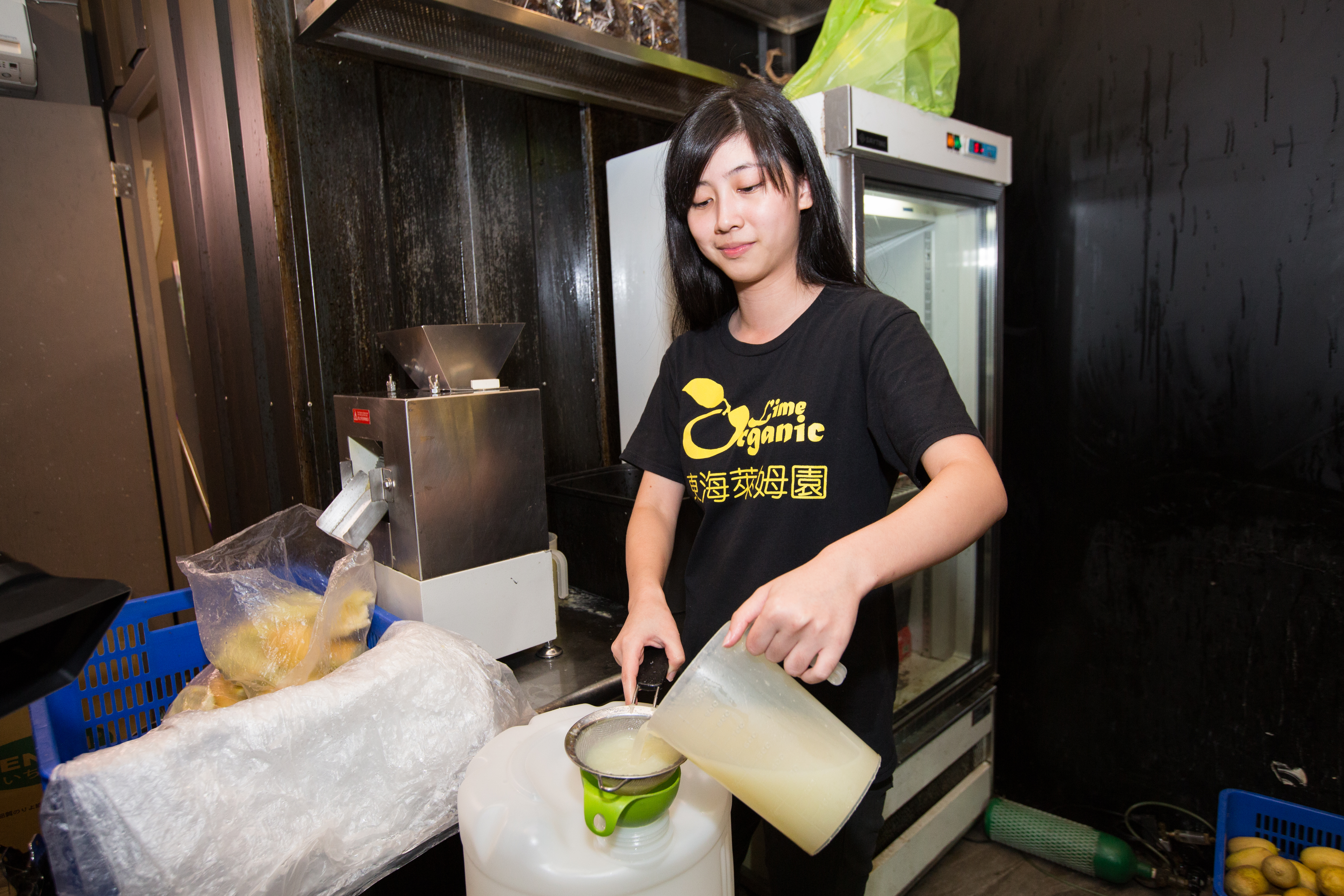剛創業開店時，曾俊豪校長兼撞鐘，一人搞定。賺錢後就開始請人，現在的工讀生是氣質清新女大生。