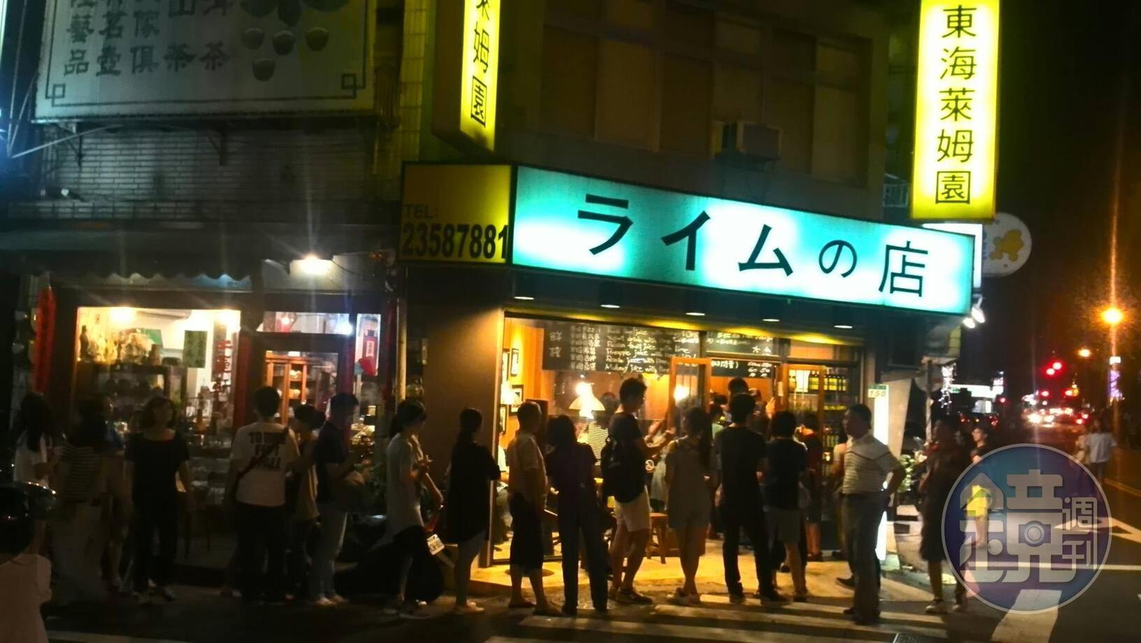 2009年曾俊豪的第一間店開在北市永康、金華街口，一開始一天賣不到50杯，熬到第二年，就大受歡迎，經常出現排隊人潮。（曾俊豪提供）