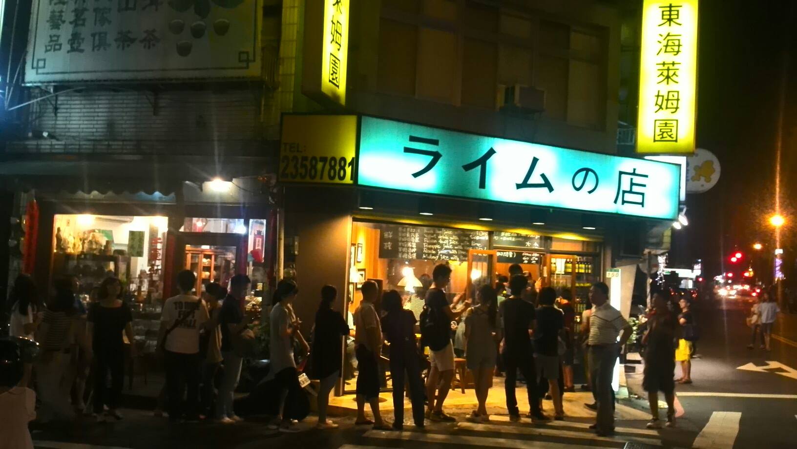 2009年曾俊豪的第一間店開在北市永康、金華街口，一開始一天賣不到50杯，熬到第二年，就大受歡迎，經常出現排隊人潮。（曾俊豪提供）