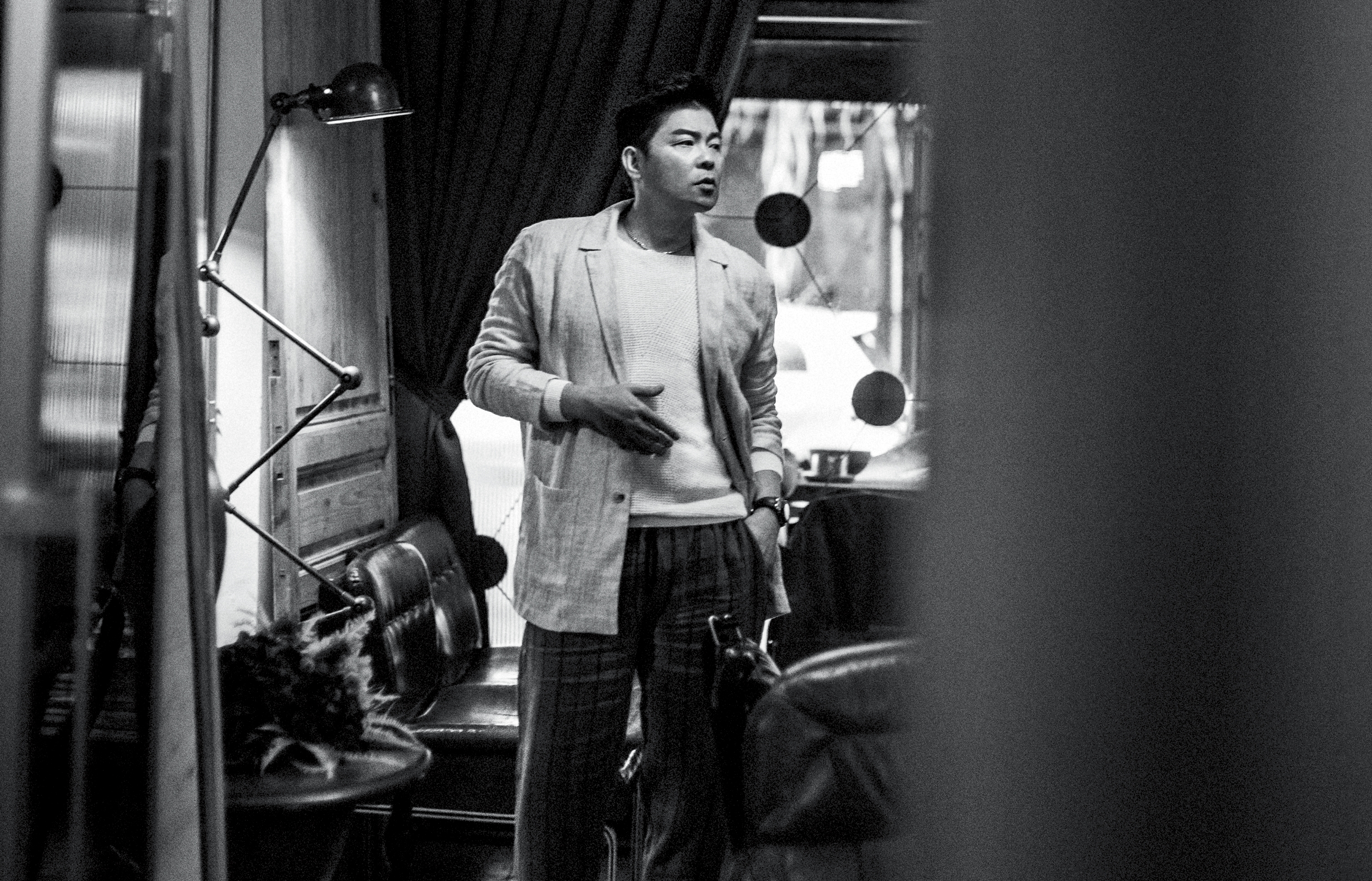 曾國城是很嚴肅的， 他說一度對台灣感到憂心， 「暴力、貪婪、短視近利， 希望透過各種方式， 讓現代人知道， 台灣其實還有很多的可能。」