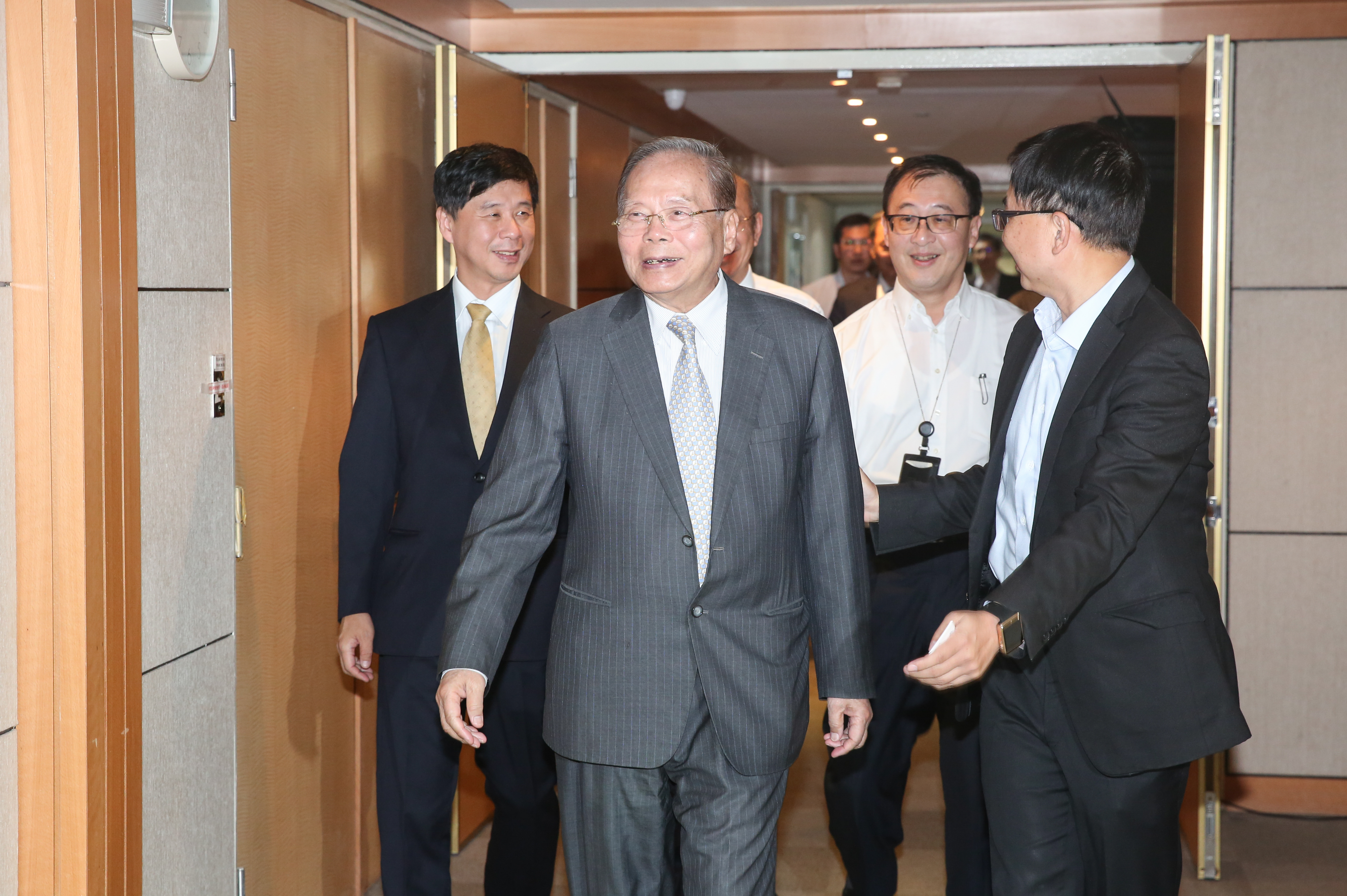 石化大老吳澄清身家豐厚，一直是吳東亮最佳盟友，這次再助台新金搶彰銀經營權。