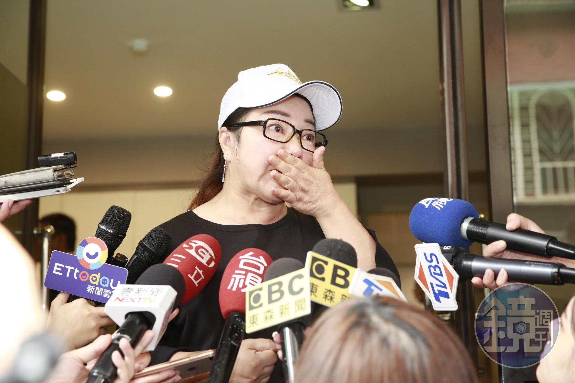 白冰冰對於賀一航放棄正規醫療途徑感到生氣。