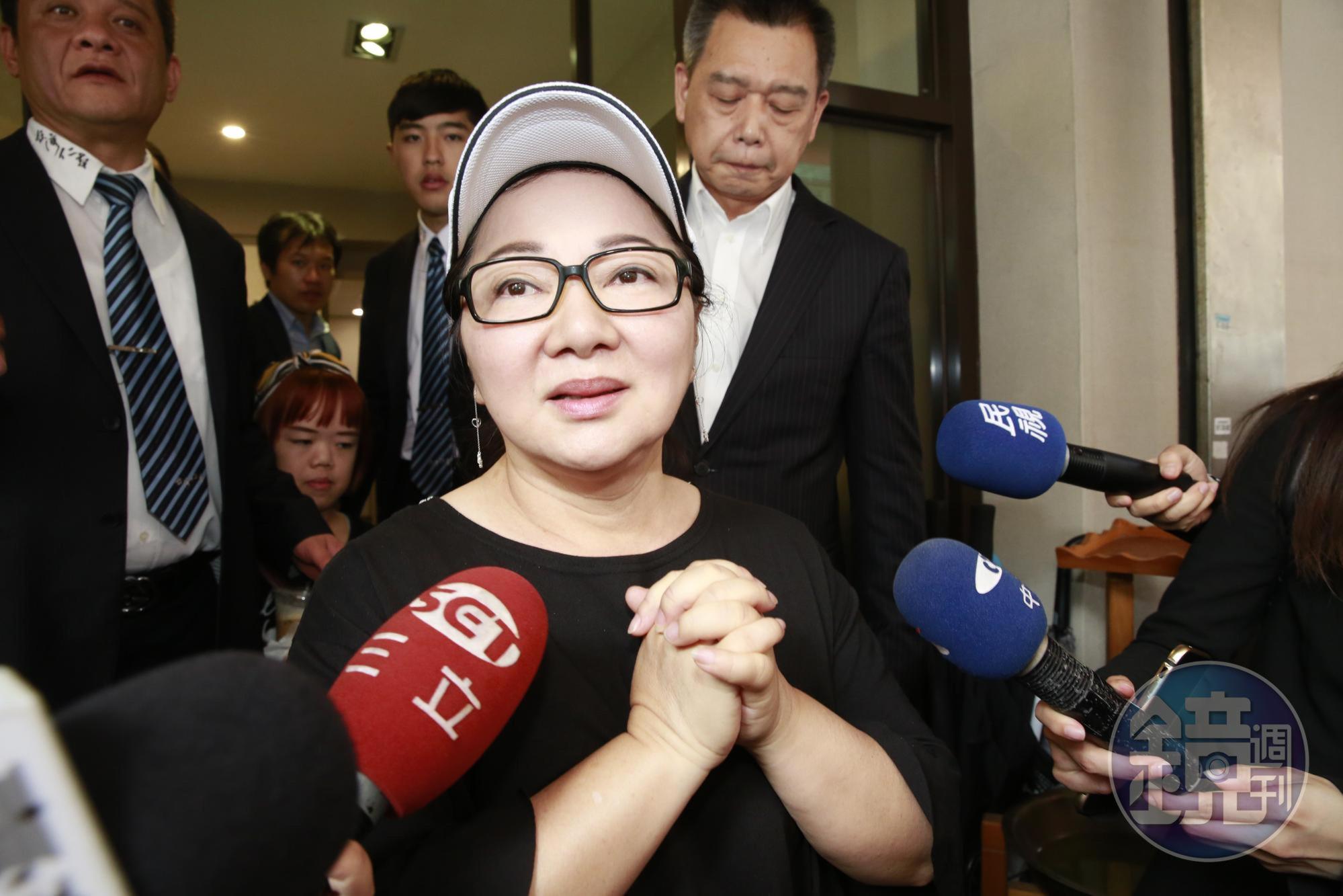 白冰冰心疼賀一航為了妻小忍痛賣命工作賺錢。