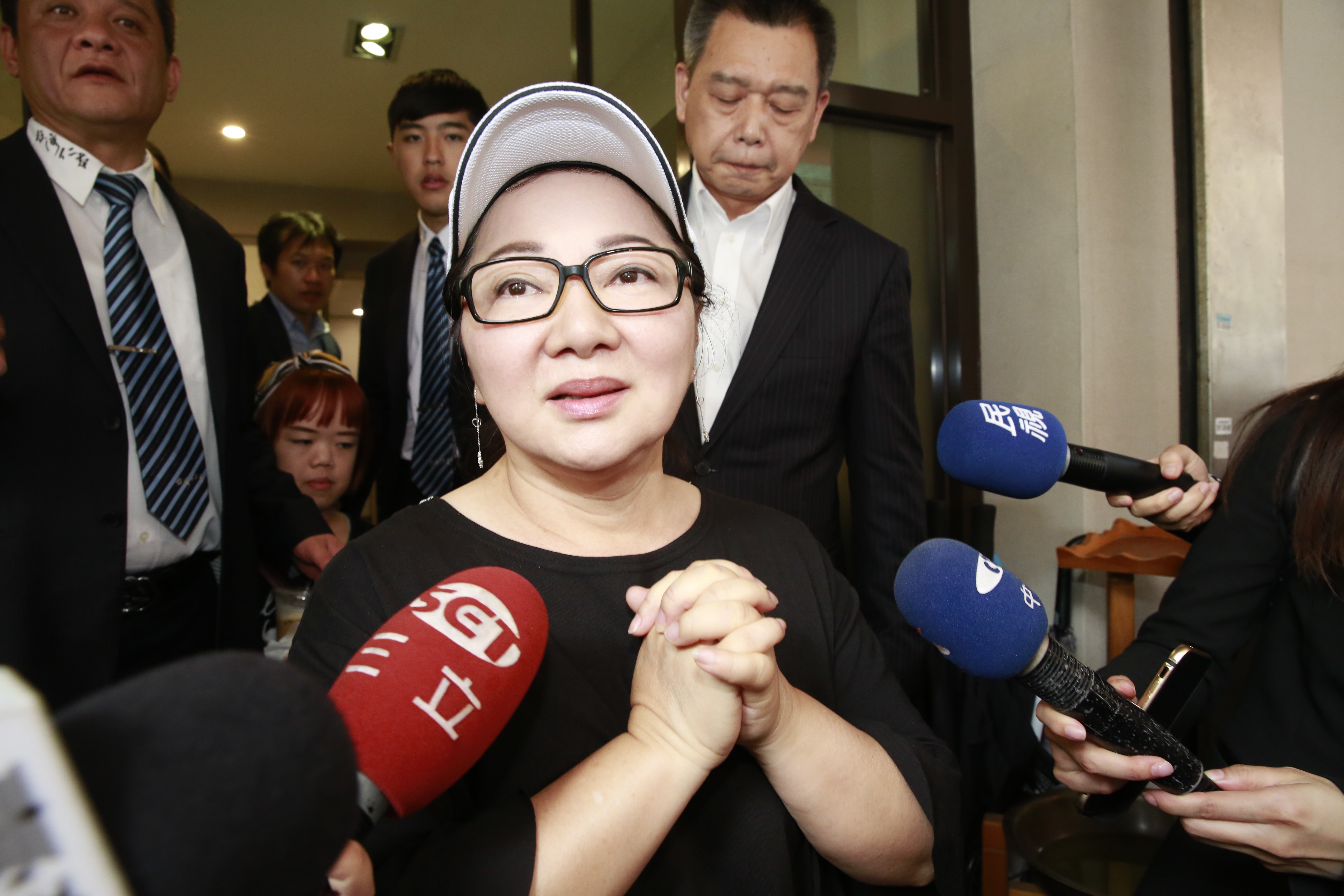 白冰冰心疼賀一航為了妻小忍痛賣命工作賺錢。