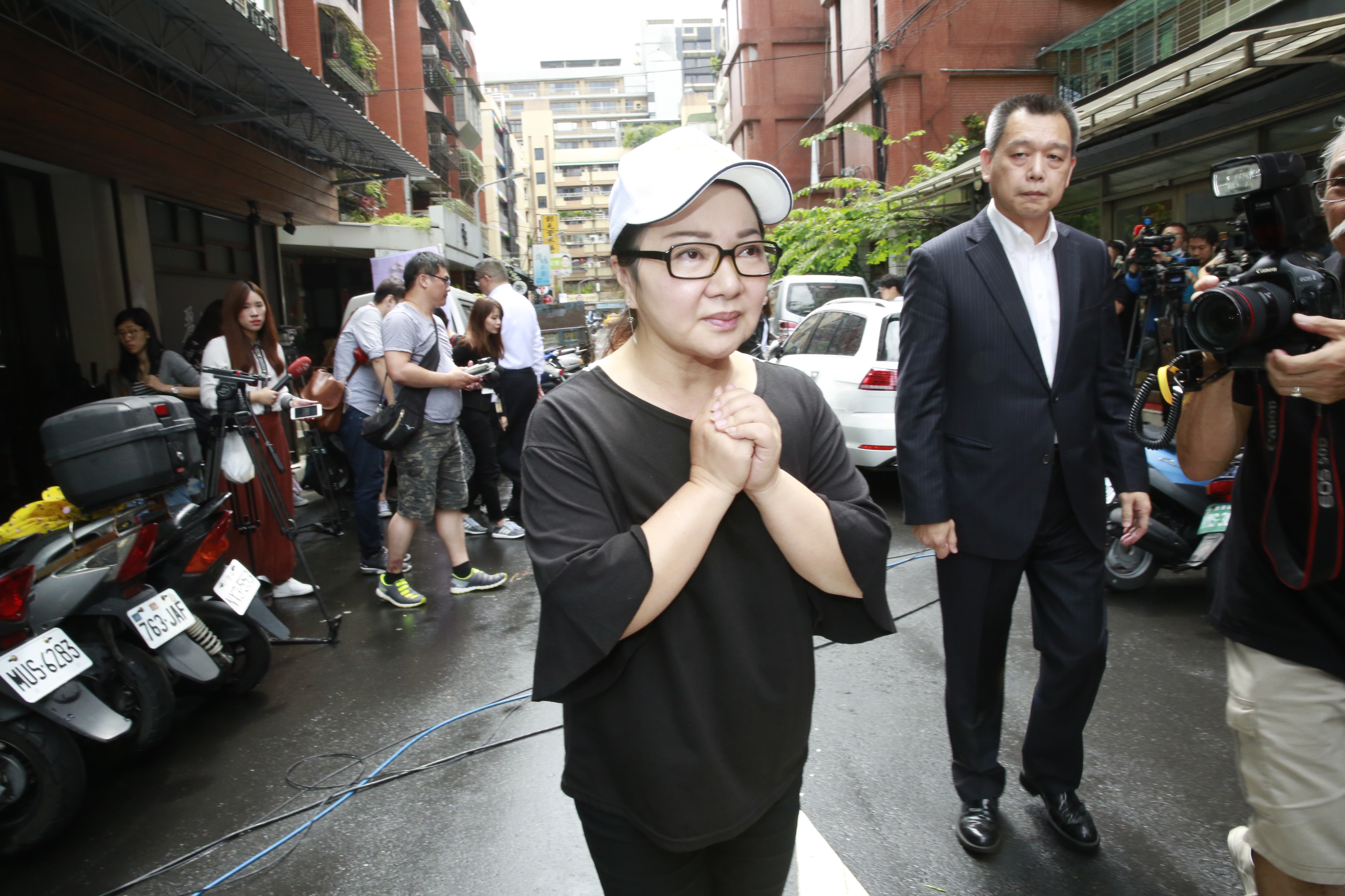 白冰冰中午就來到賀一航靈堂致意。