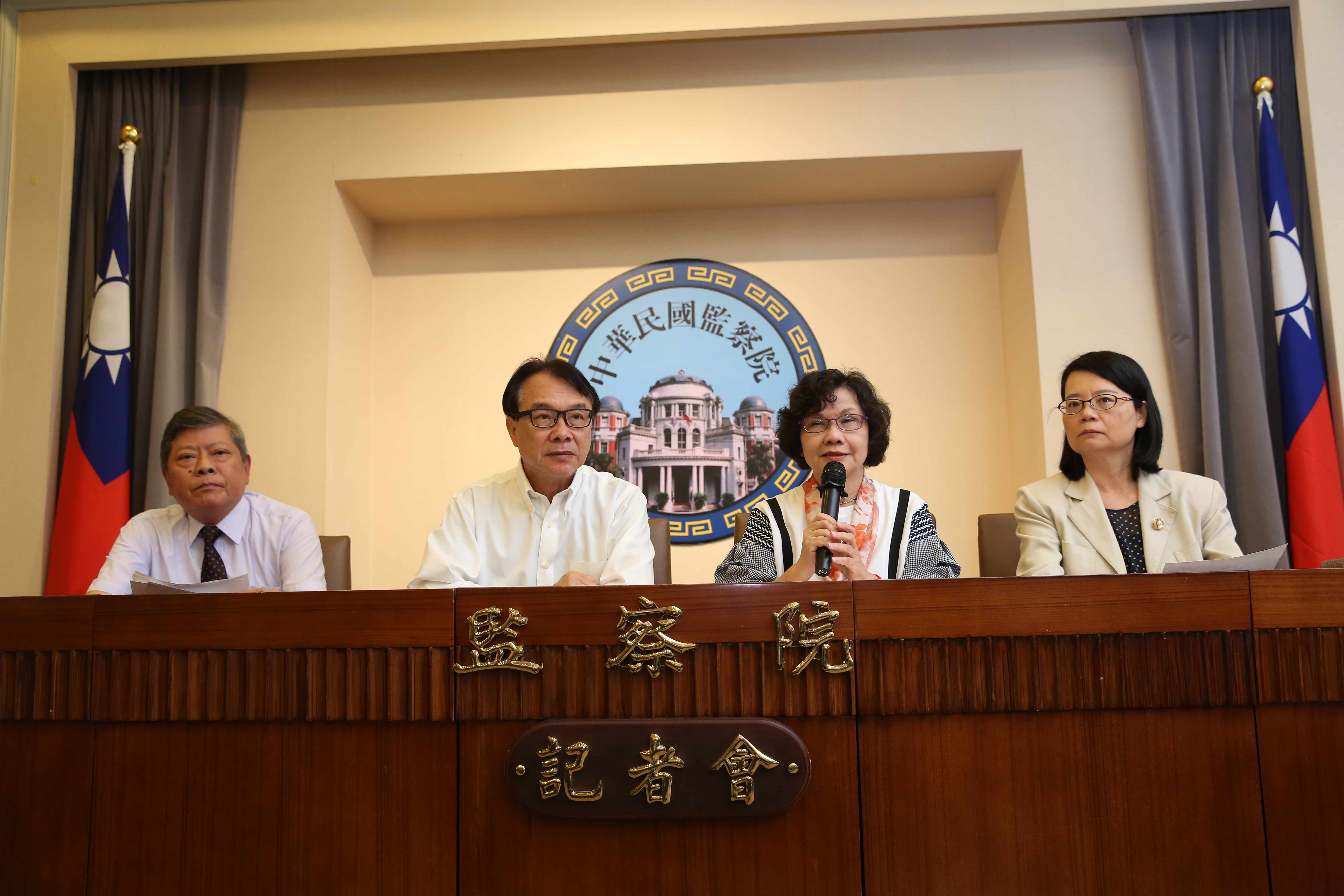 監察院針對花蓮縣府砸公帑,要求記者蒐集輿情回報,今日由監委趙永清(左起)、林盛豐、王幼玲、王美玉召開記者會,說明彈劾案。