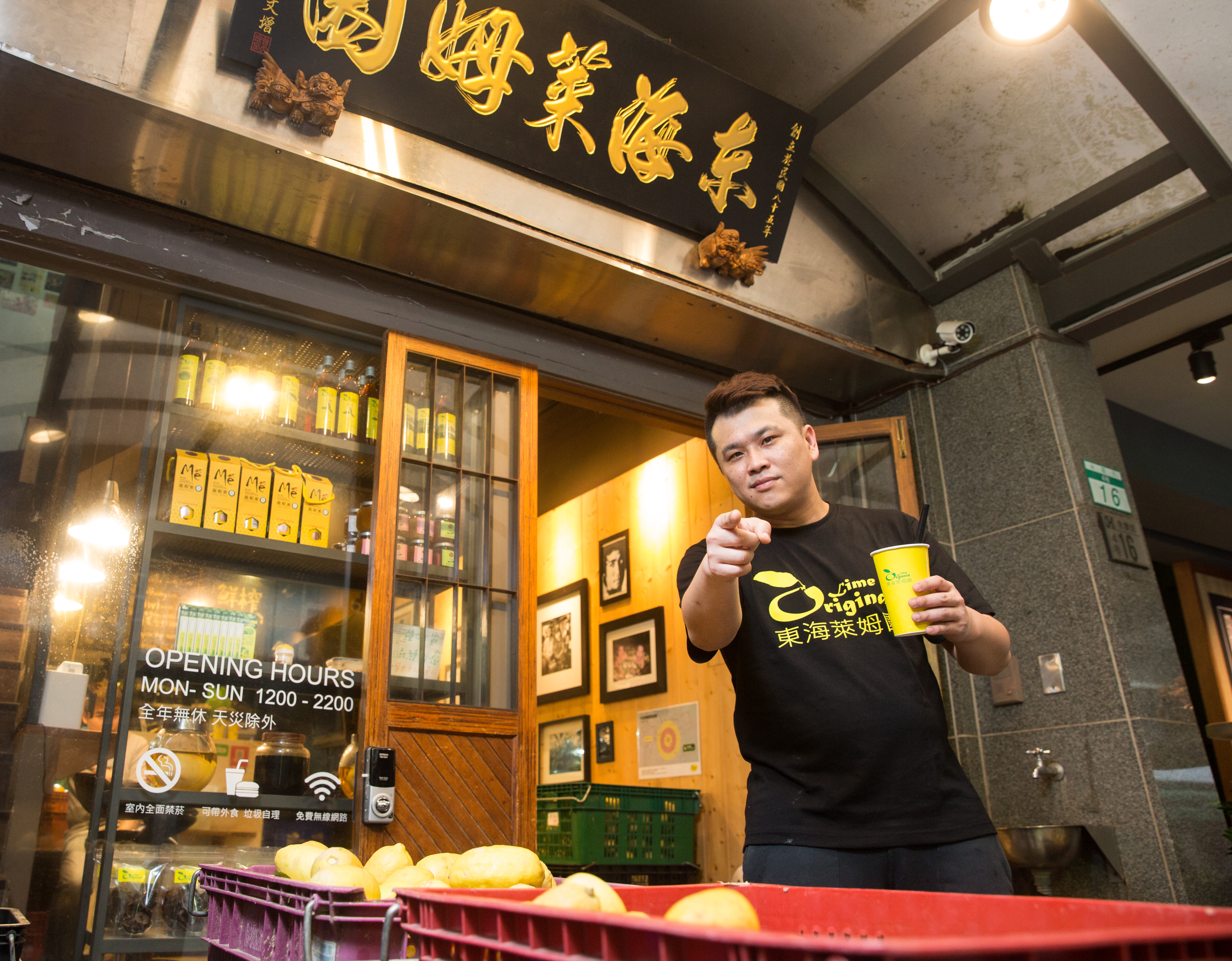 別人剛退伍的年紀，曾俊豪已經創業成功，曾在台北市擁有3間店面。但手上有錢後，他也坦言曾經迷失方向。