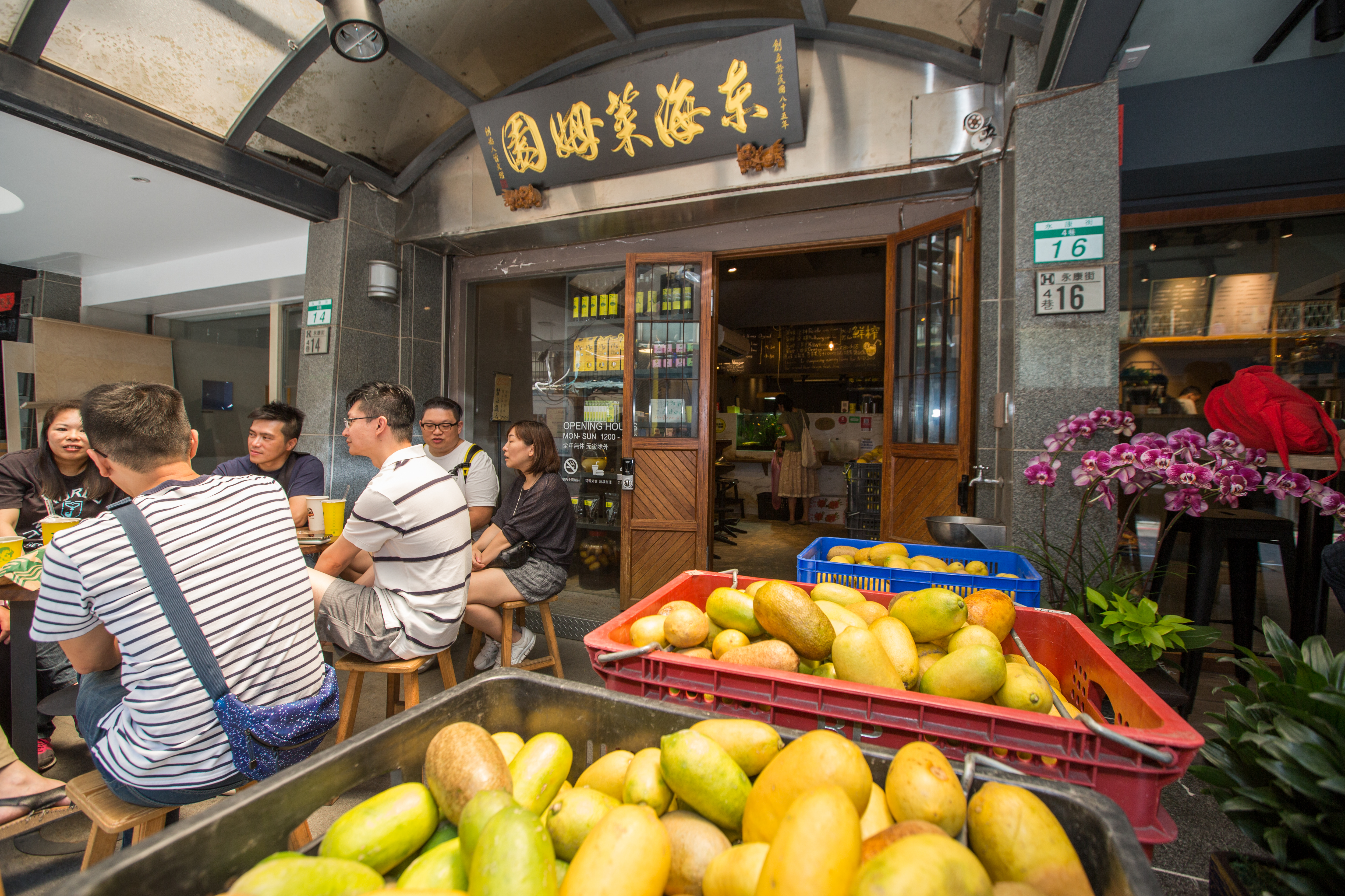 搬到永康街巷內的東海萊姆園，木質裝潢、設有座位，是曾俊豪的堅持。他笑說：「是不是很像中藥店。」