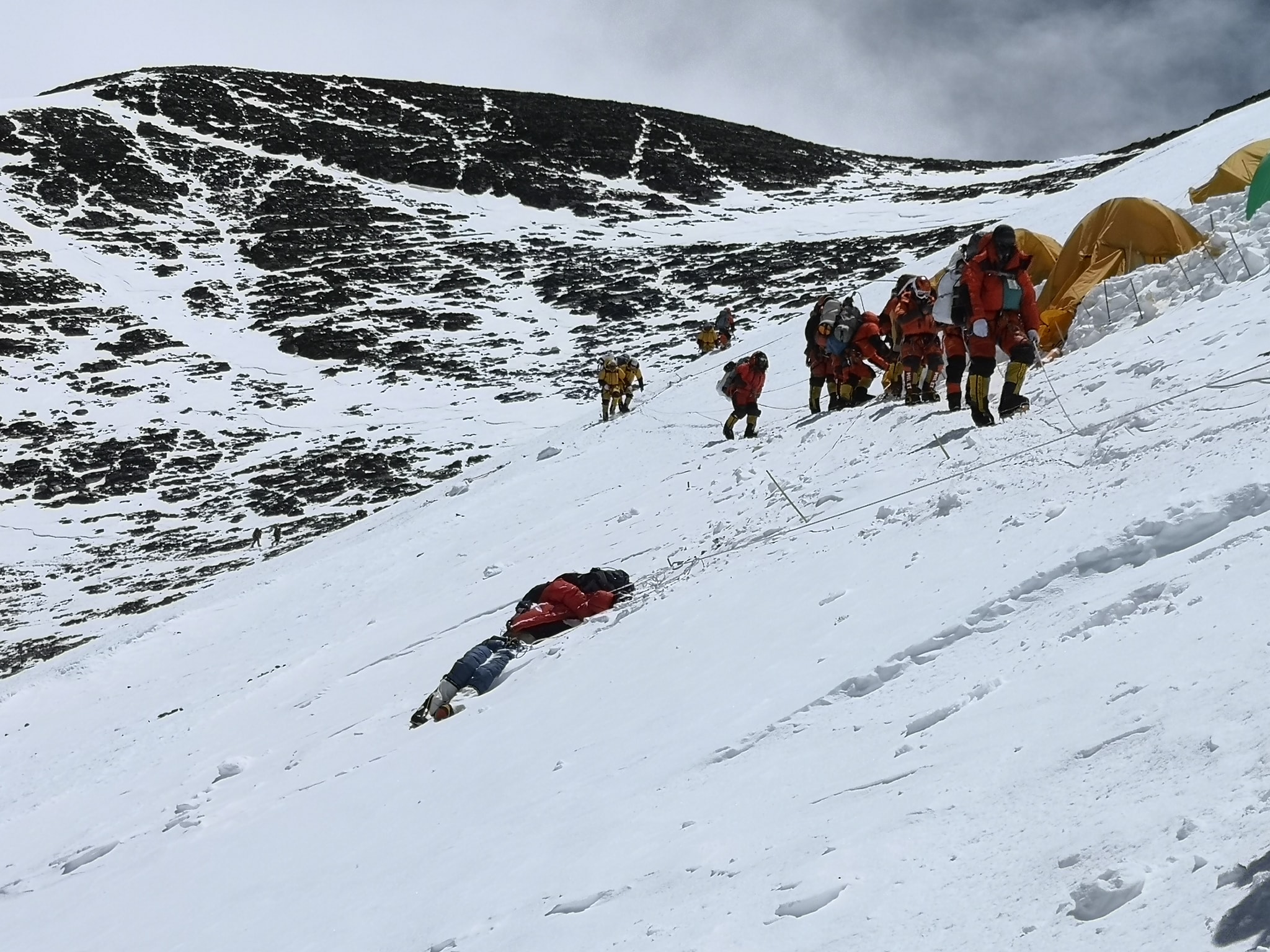 32歲的台灣女登山家詹喬愉在上月27日凌晨成功登頂聖母峰,路上遇到不幸罹難的登山客。(翻攝自詹喬愉 - 三條魚Tri Fish粉絲專頁)