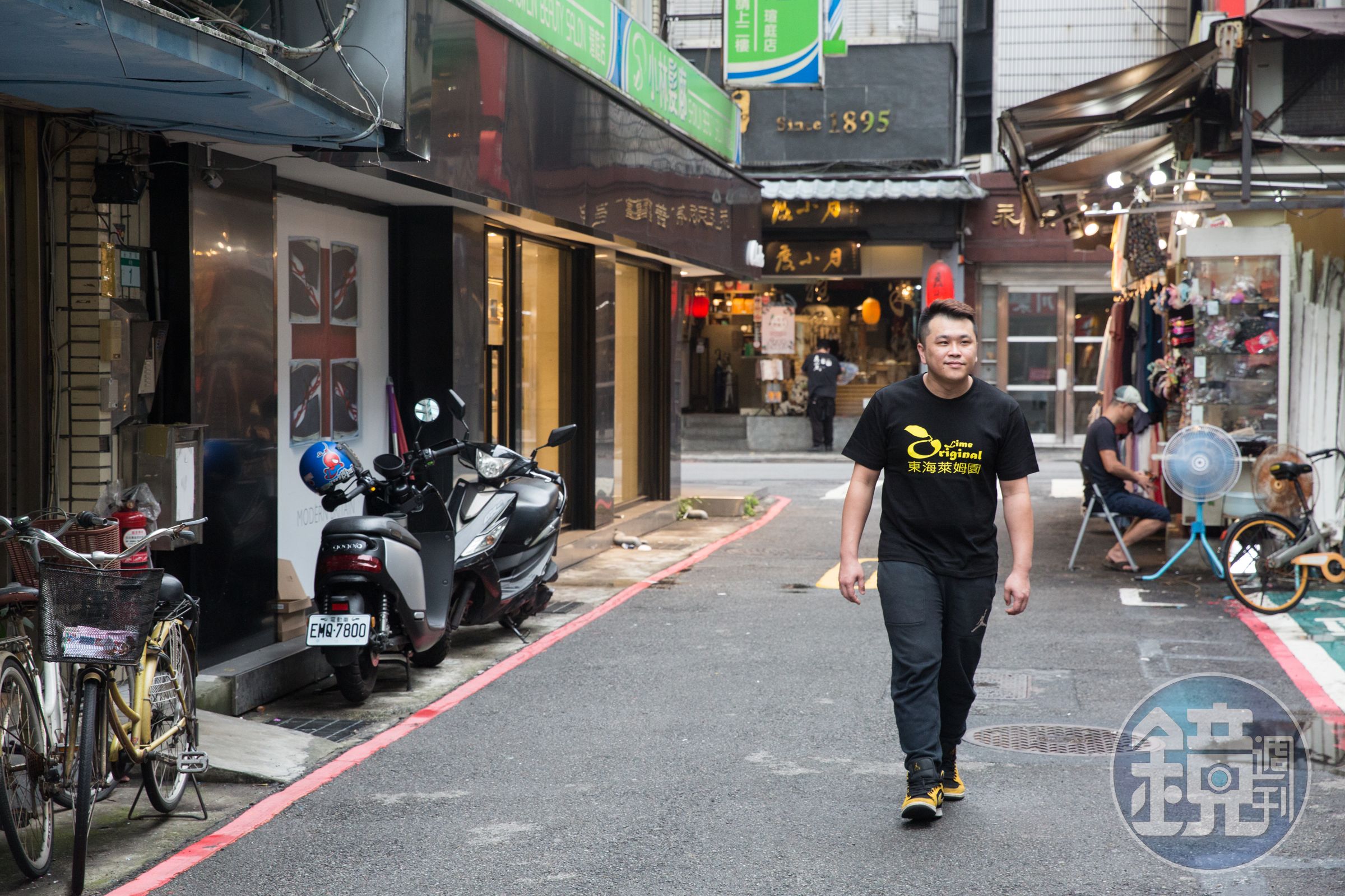 房東連年漲租金，曾俊豪把店搬到永康商圈巷內，人潮較街邊少些，雖然還是賺，但每個月營收少1/3。