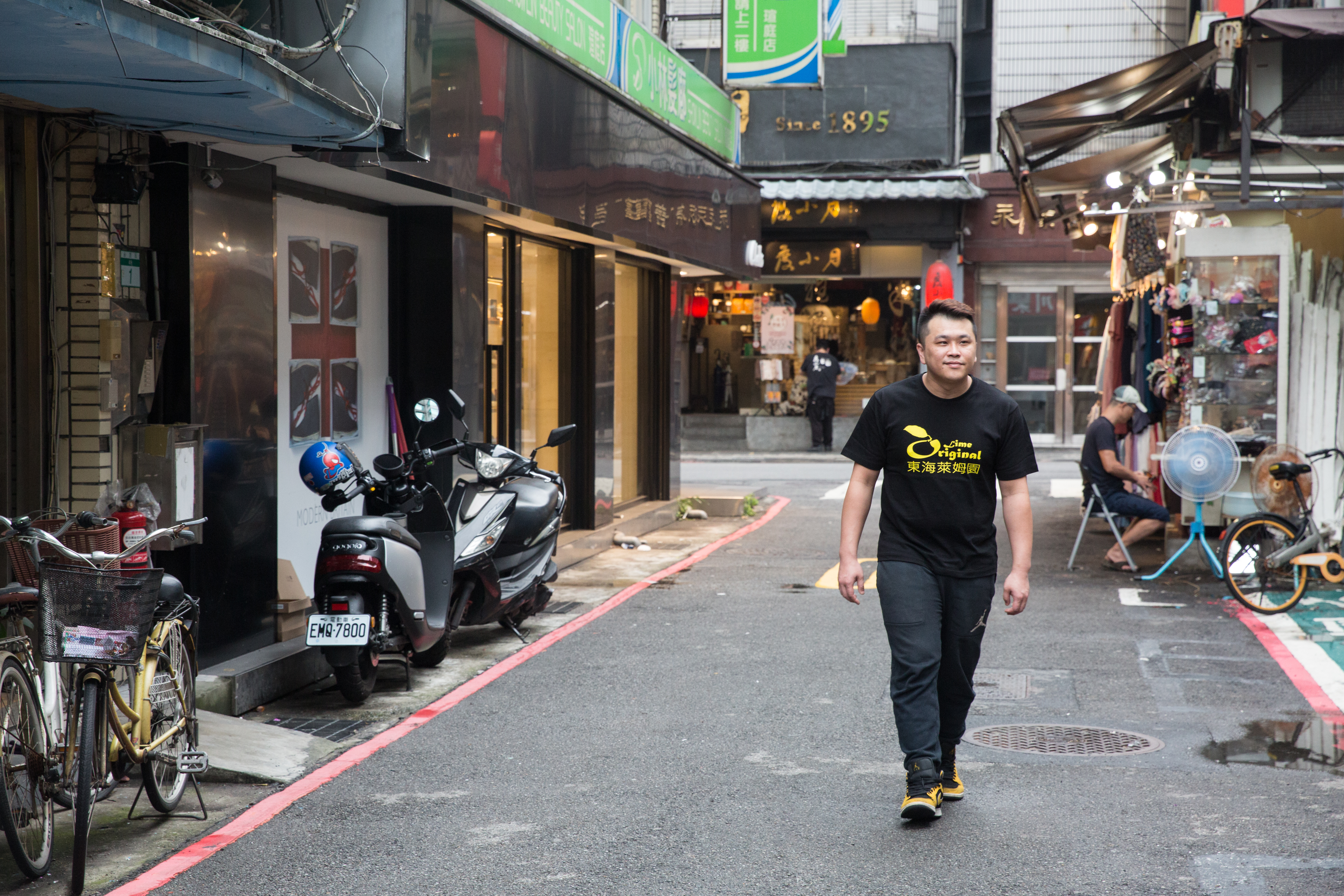 房東連年漲租金，曾俊豪把店搬到永康商圈巷內，人潮較街邊少些，雖然還是賺，但每個月營收少1/3。