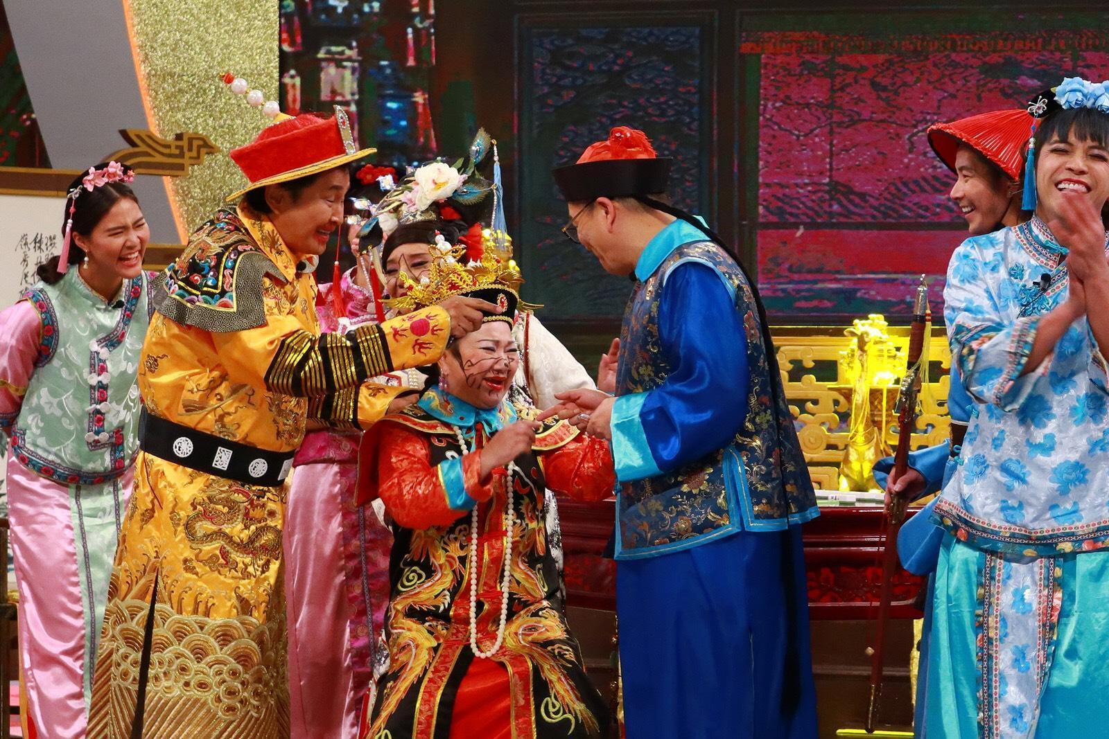 賀一航（左）入院前最後一次錄影，巧扮皇帝。（中視提供）