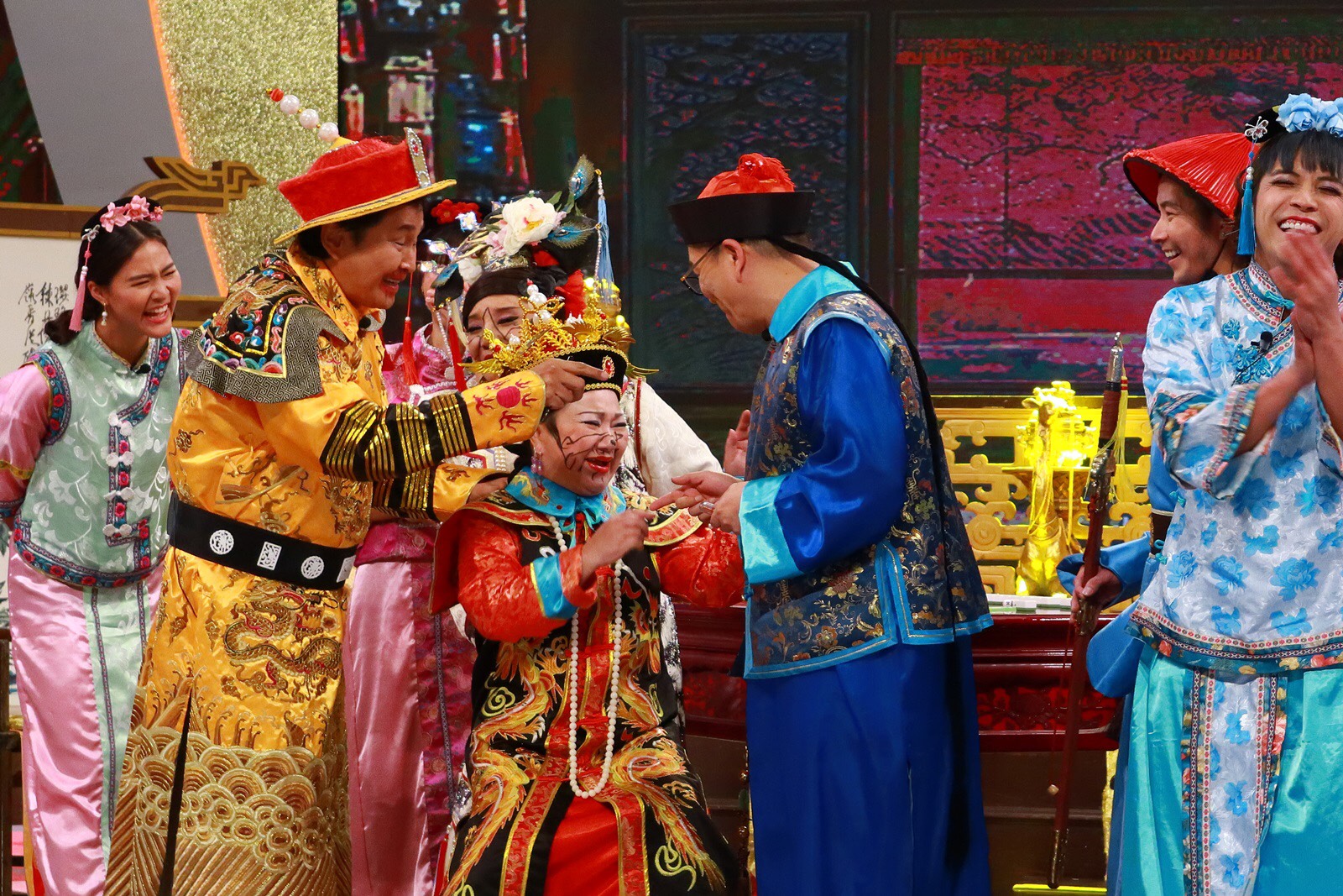 賀一航（左）入院前最後一次錄影，巧扮皇帝。（中視提供）