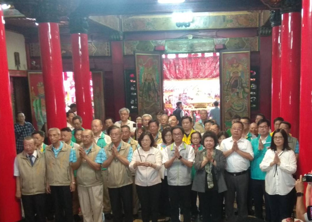 總統蔡英文今（4日）上午與總統府祕書長陳菊、行政院副院長陳其邁前往高雄大港保安宮參拜。