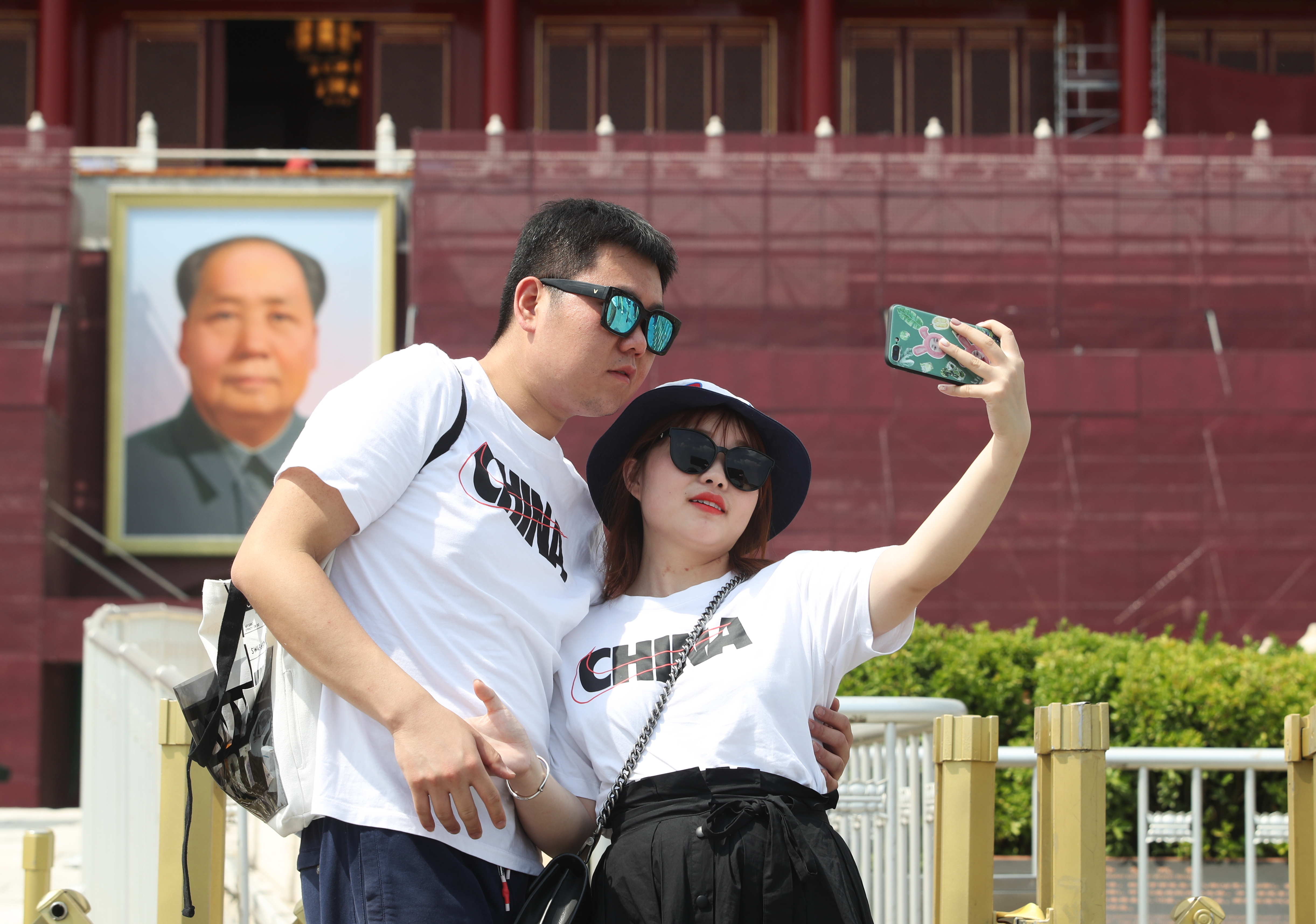 2019年5月31日，在北京天安門廣場前拍照的年輕遊客。（東方IC）