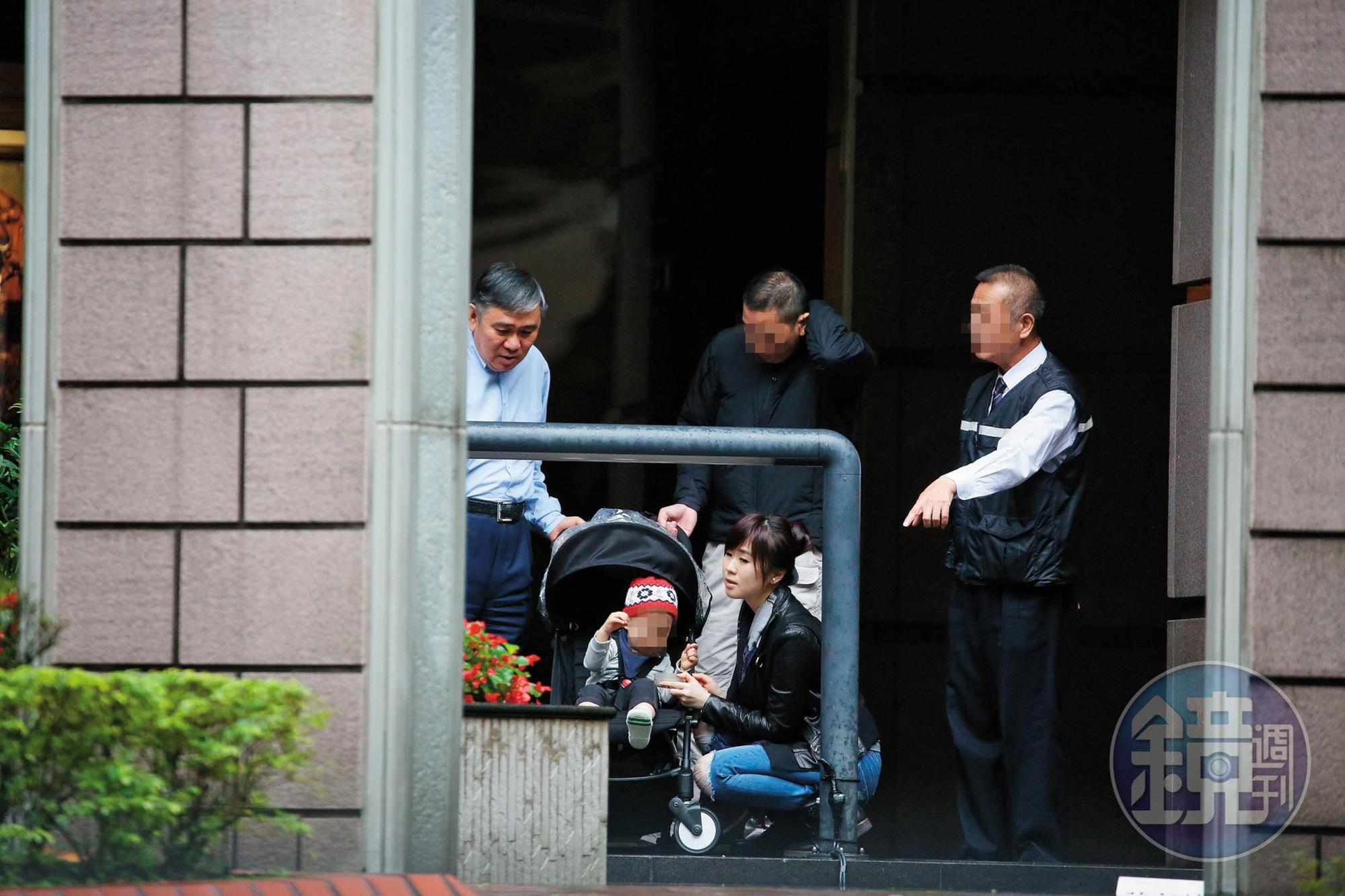 王永慶長子王文洋目前除忙於自己的宏仁集團事業,生活重心是陪伴女兒王思涵及孫子。
