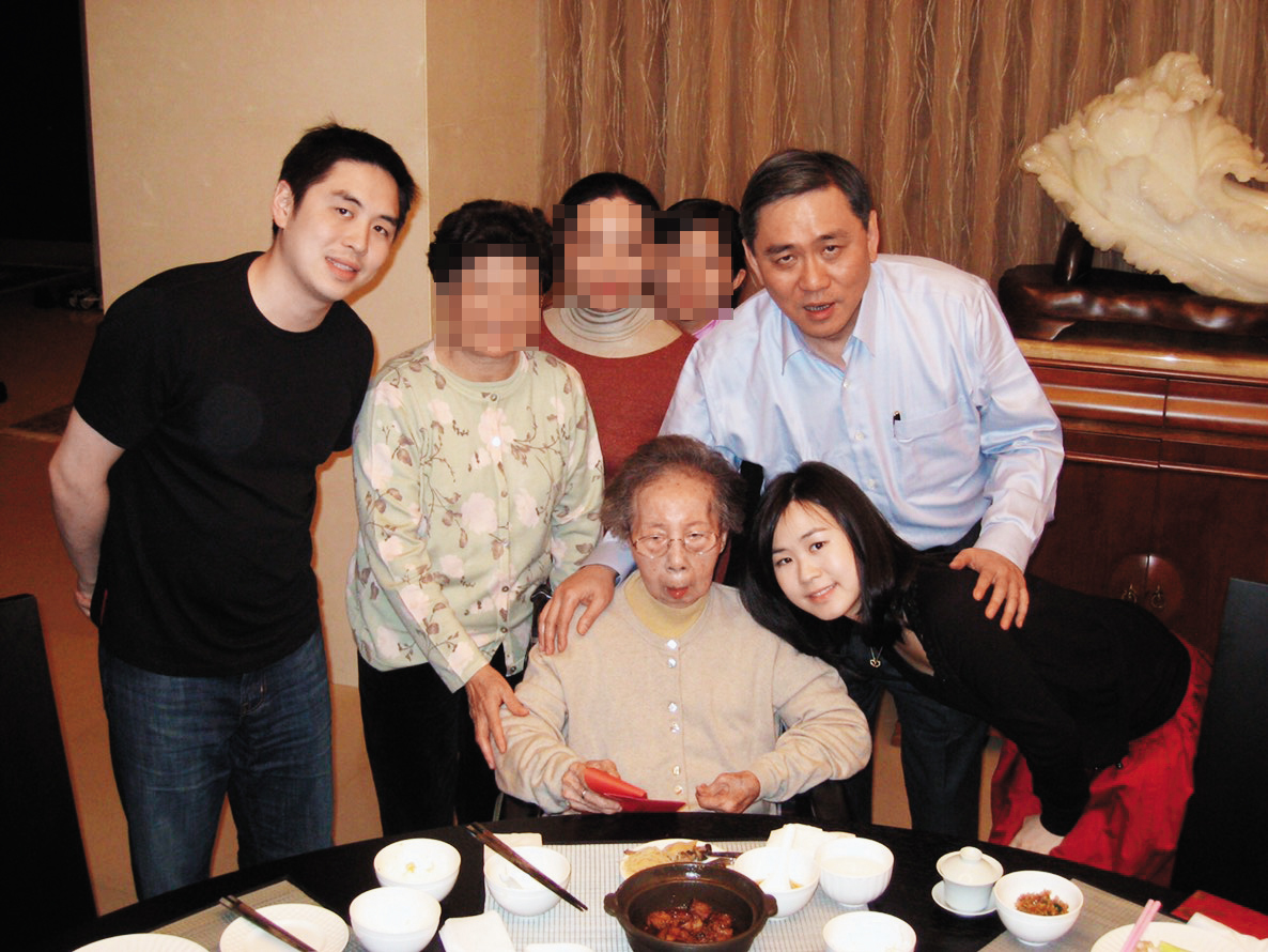王永慶法律上唯一的妻子王月蘭無子嗣，由二房長子王文洋負責照顧，她生前與王文洋及其一對兒女王泉仁、王思涵經常聚會，感情融洽。（資料照片）