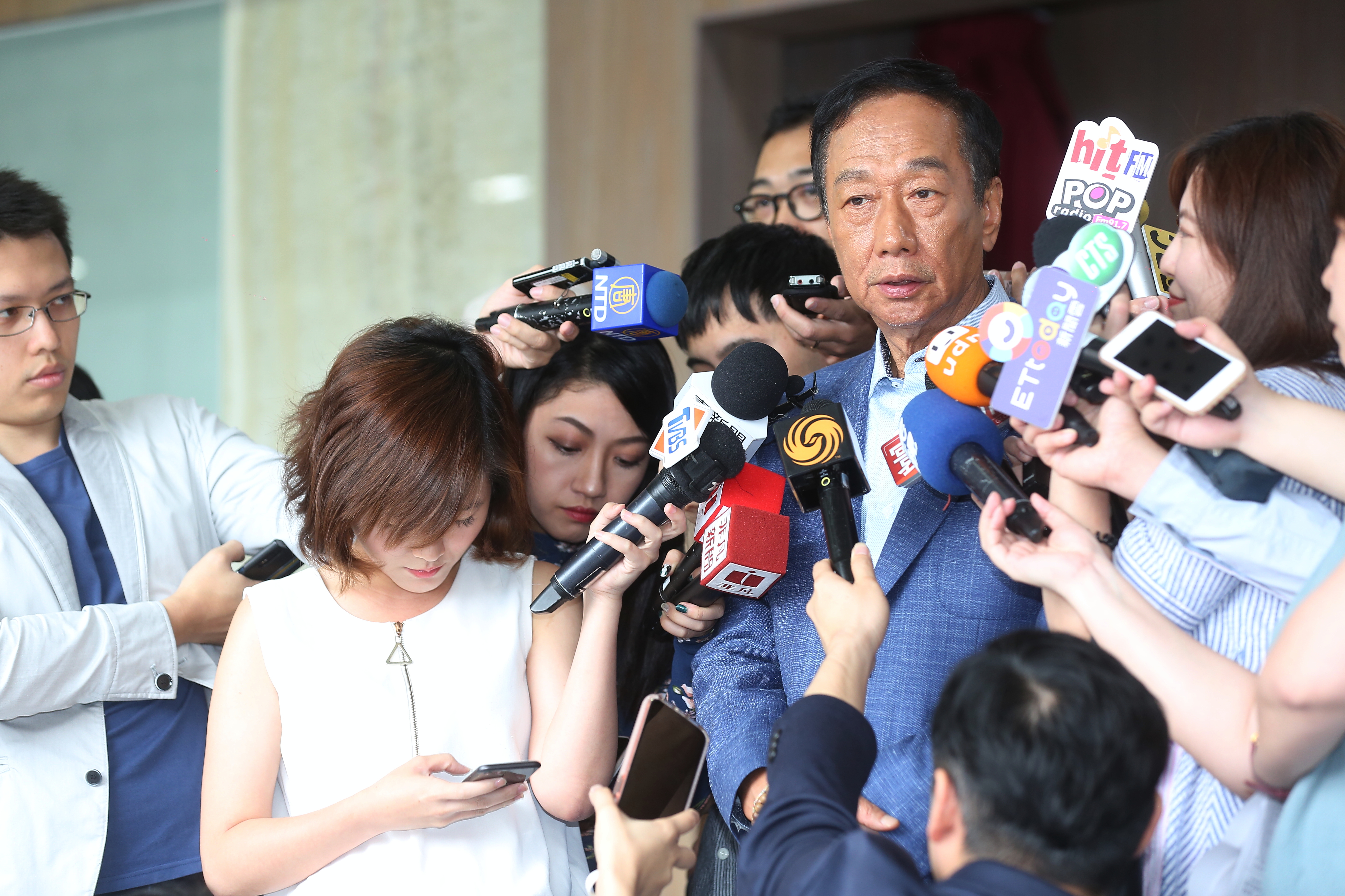 面對媒體所提問，是否找朱立倫、王金平及馬英九等人，組成抗韓小組？郭台銘駁斥「我第一次聽到，沒有這回事。」