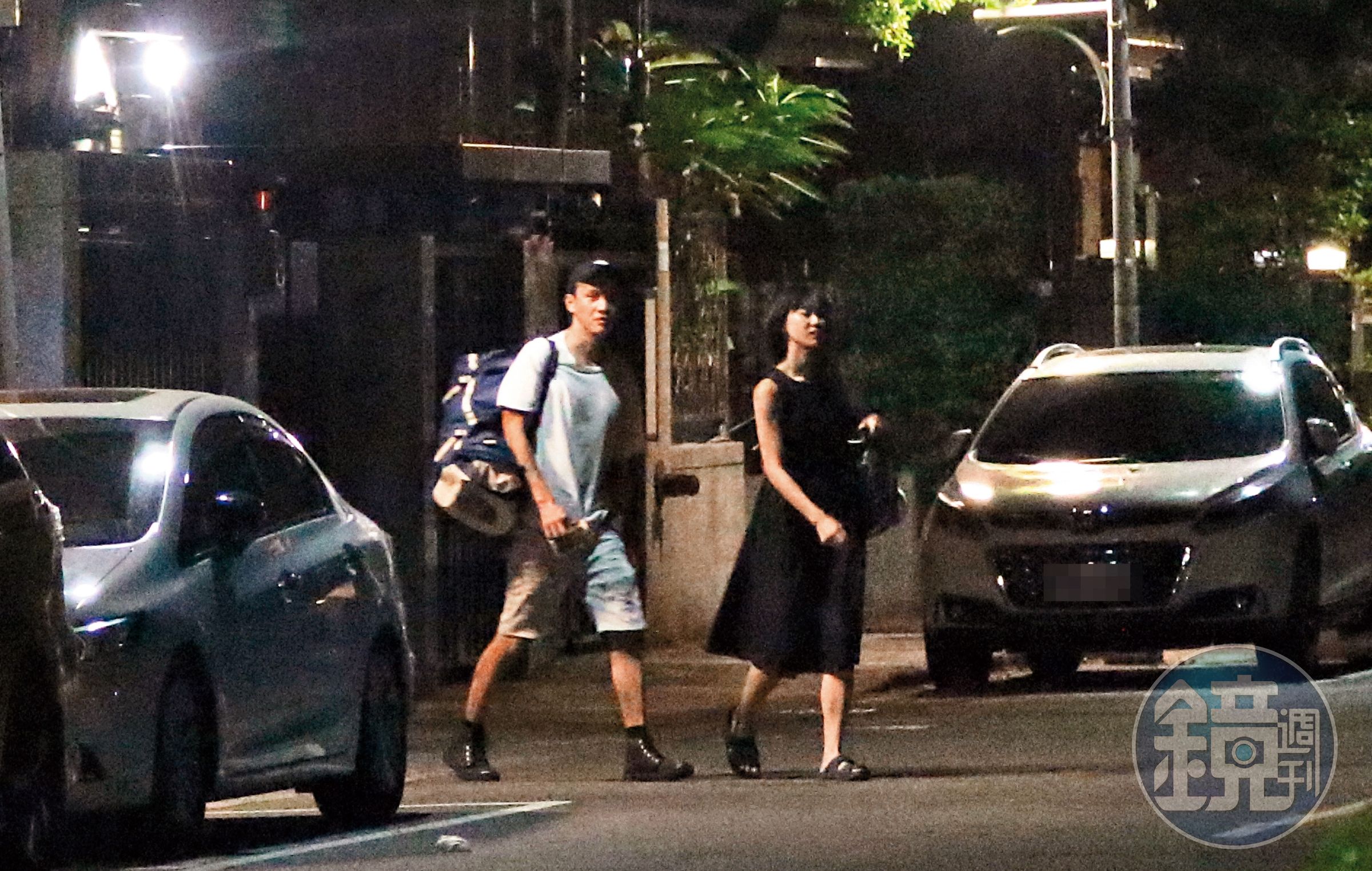 當鍾瑶（右）喇上了曹晏豪（左），她就把前男友劉奕辰撇得一乾二淨，明明鍾瑶也被拍過跟前男友戀戀大賣場，而且互動親暱。