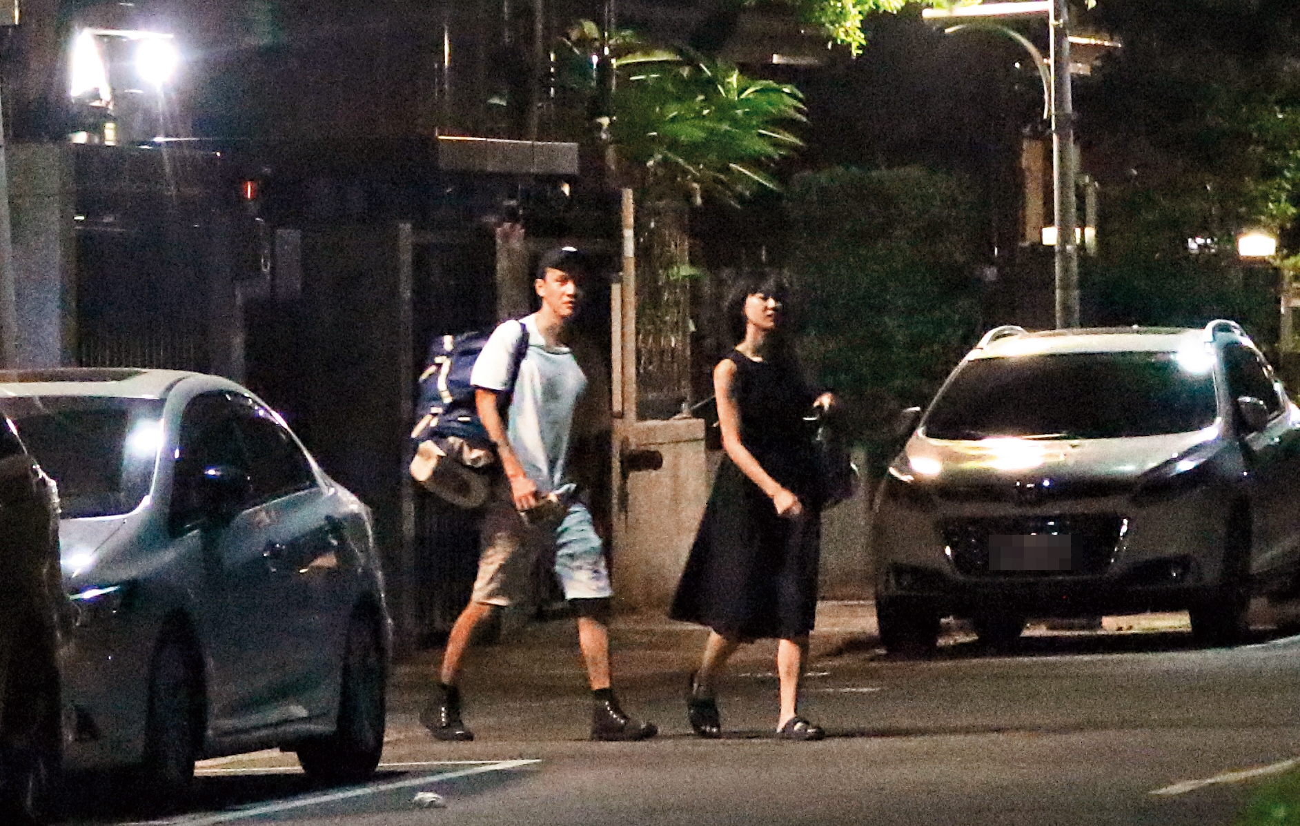 當鍾瑶（右）喇上了曹晏豪（左），她就把前男友劉奕辰撇得一乾二淨，明明鍾瑶也被拍過跟前男友戀戀大賣場，而且互動親暱。