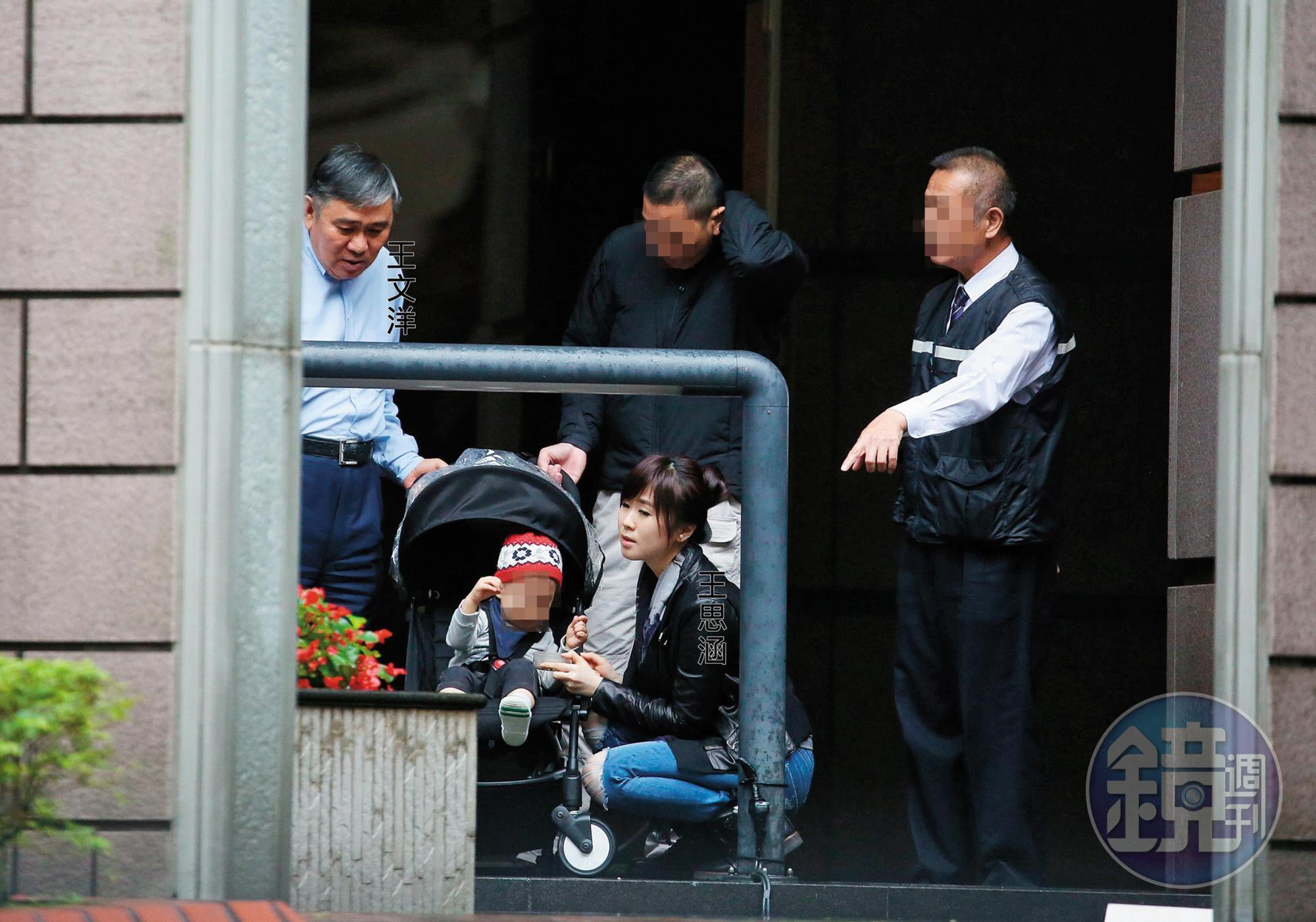 王永慶長子王文洋目前除忙於自己的宏仁集團事業,生活重心是陪伴女兒王思涵及孫子。