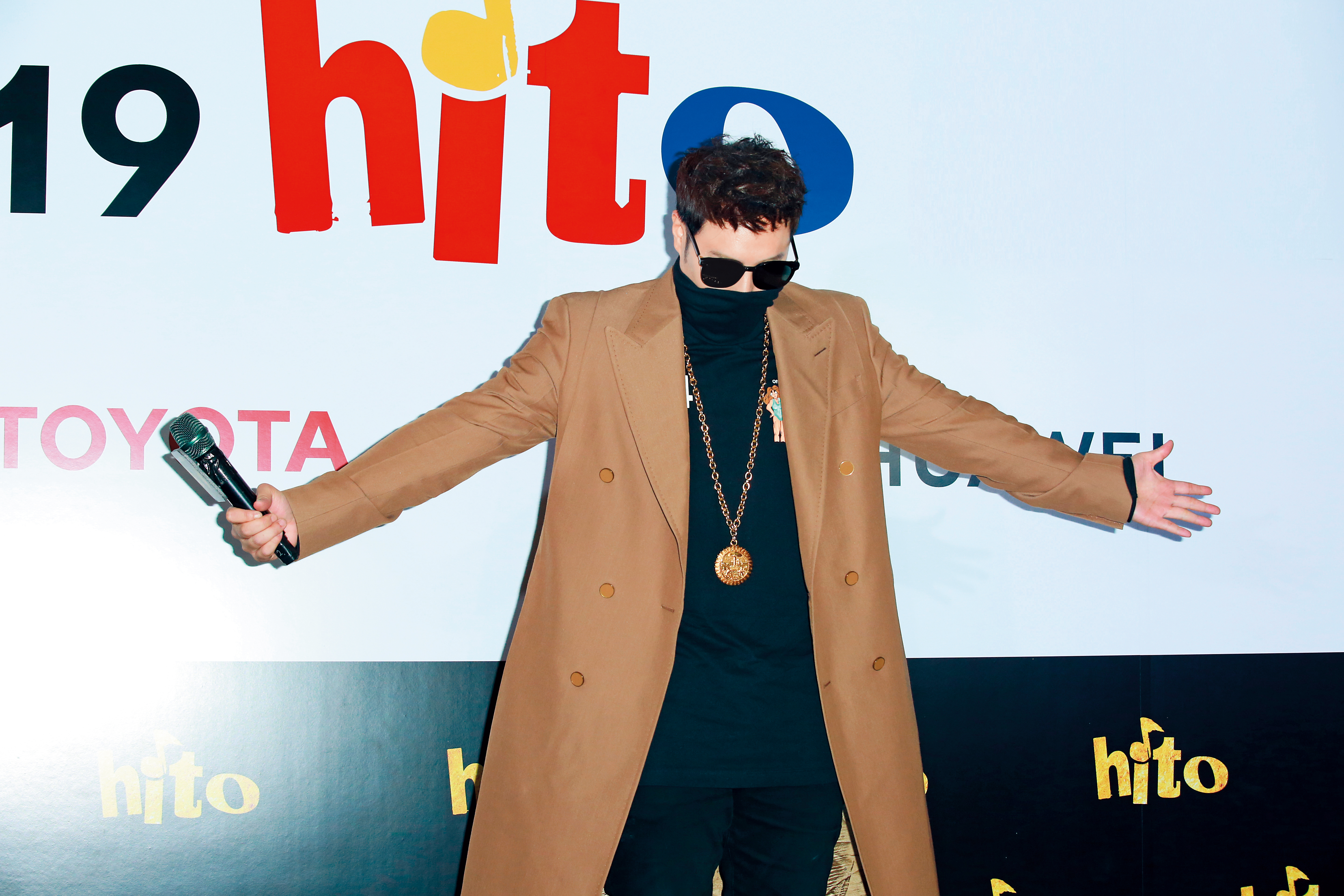 潘瑋柏難得拍出了一張不腫的照片，下巴也沒擠出雙層肉，種種防護措施非常高招。