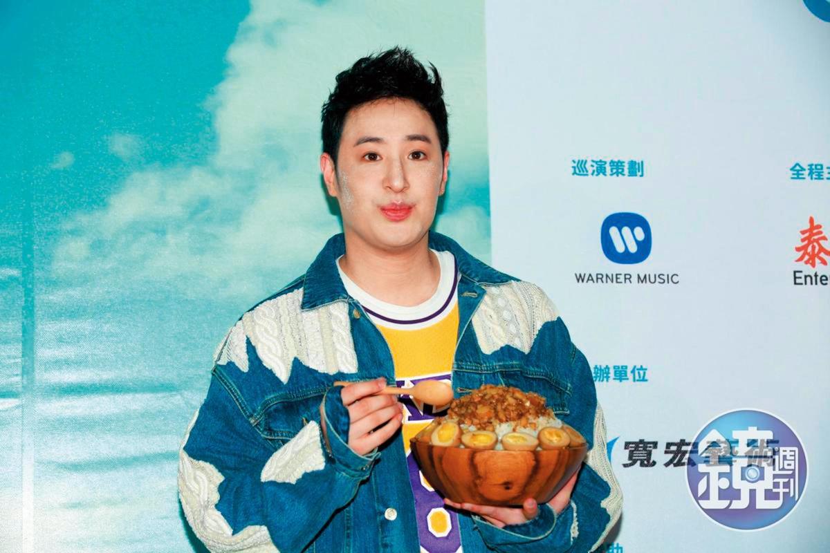 之前潘瑋柏在演唱會後的記者會上,疑因發福再加上造型及化妝問題,變成了楊麗花。