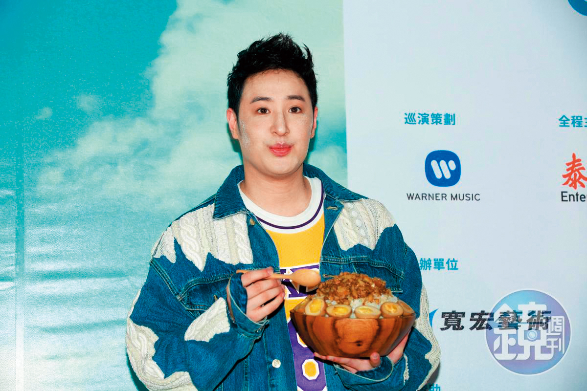 之前潘瑋柏在演唱會後的記者會上,疑因發福再加上造型及化妝問題,變成了楊麗花。