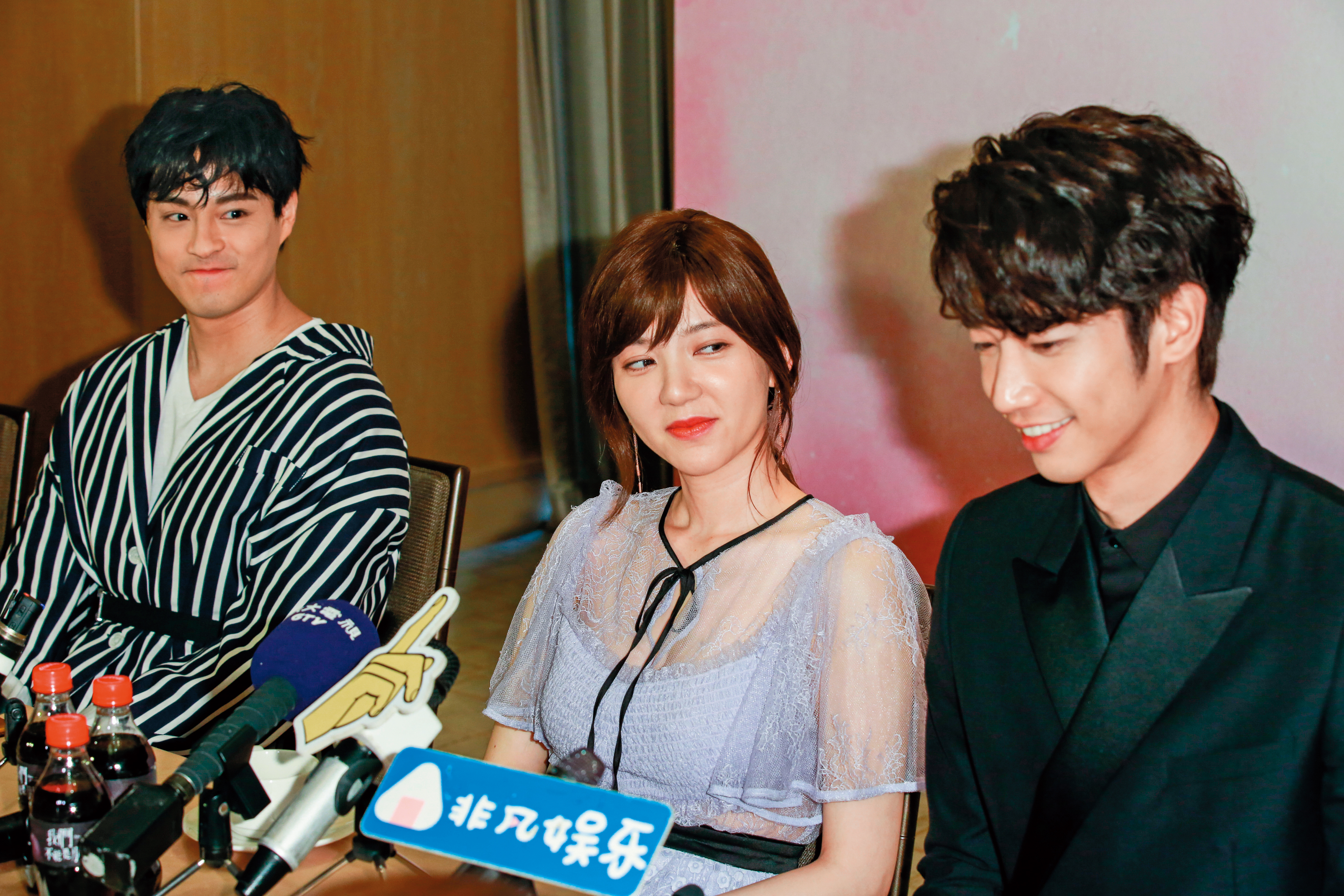 改寫「螳螂捕蟬，黃雀在後」這句話變「郭雪芙瞄劉以豪在前，孫其君緊盯在後」，應是這張照片的最佳圖說。