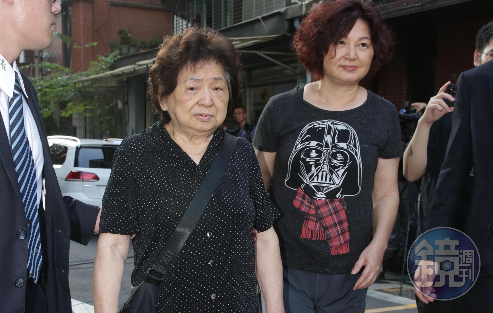 賀一航驟逝,85歲老母(左)白髮人送黑髮人令人感到悲慟。