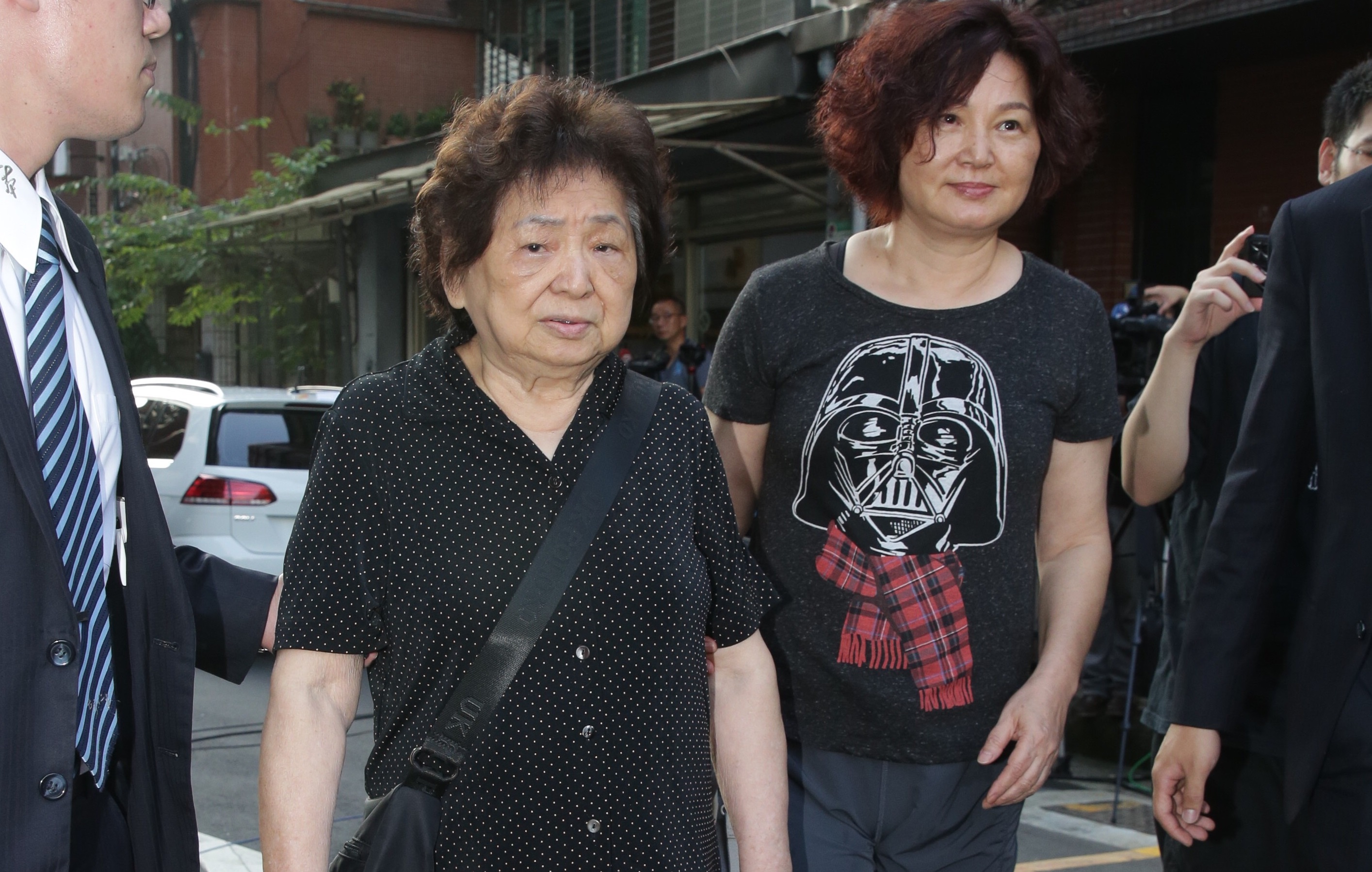 賀一航驟逝，85歲老母（左）白髮人送黑髮人令人感到悲慟。