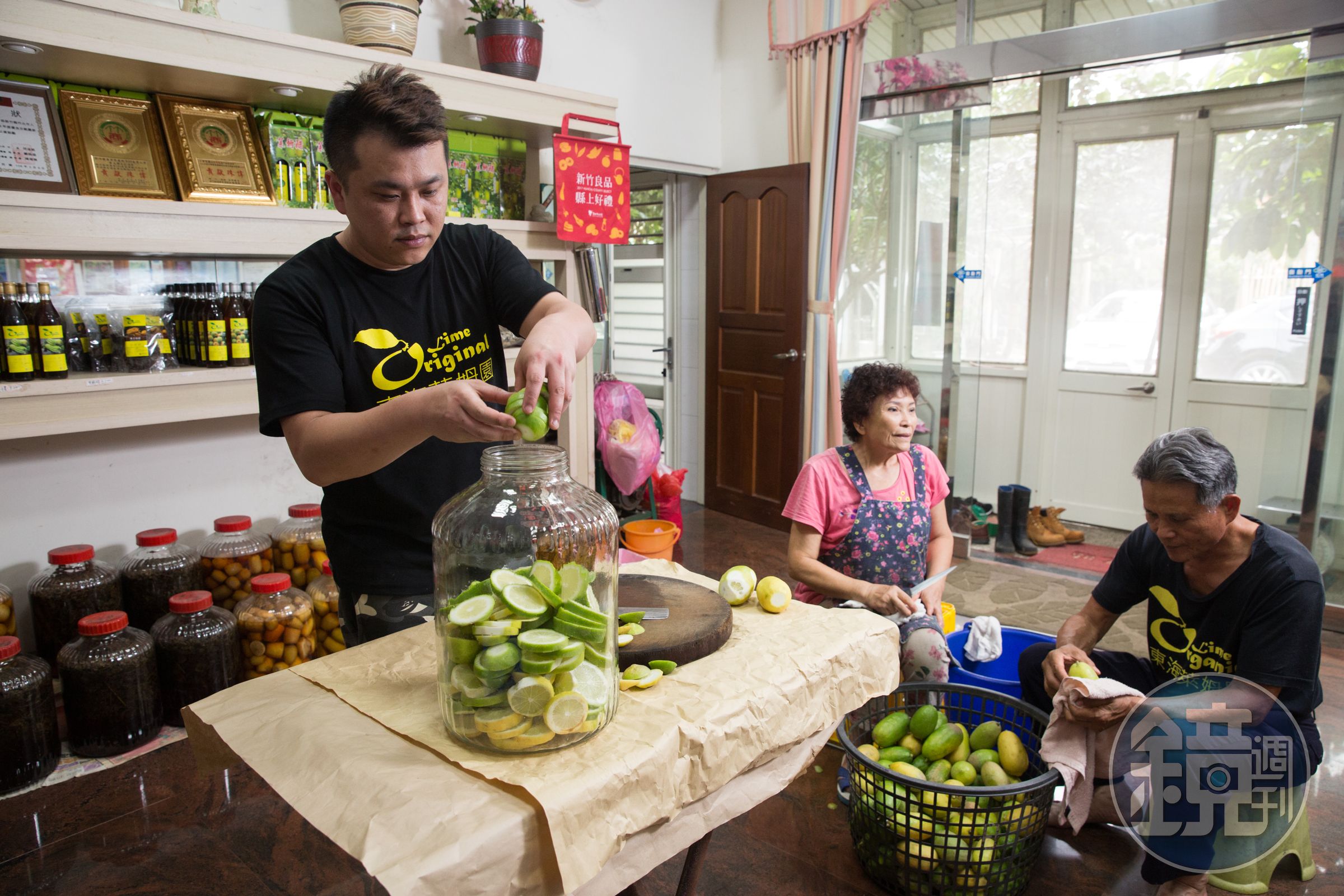 曾爸爸、曾媽媽全力支援曾俊豪的事業。曾媽媽說，為兒子做到死也甘願。