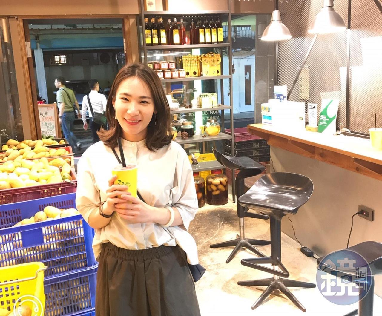 很多正妹喜歡喝原味萊姆汁,不加糖。顧客許小姐說萊姆有豐富維他命C,喝起來口感清爽,很適合夏天。