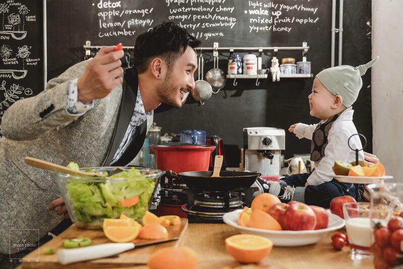 呂銳樂當假爸爸跟寶寶模特兒玩得很開心。（綠攝影像提供）