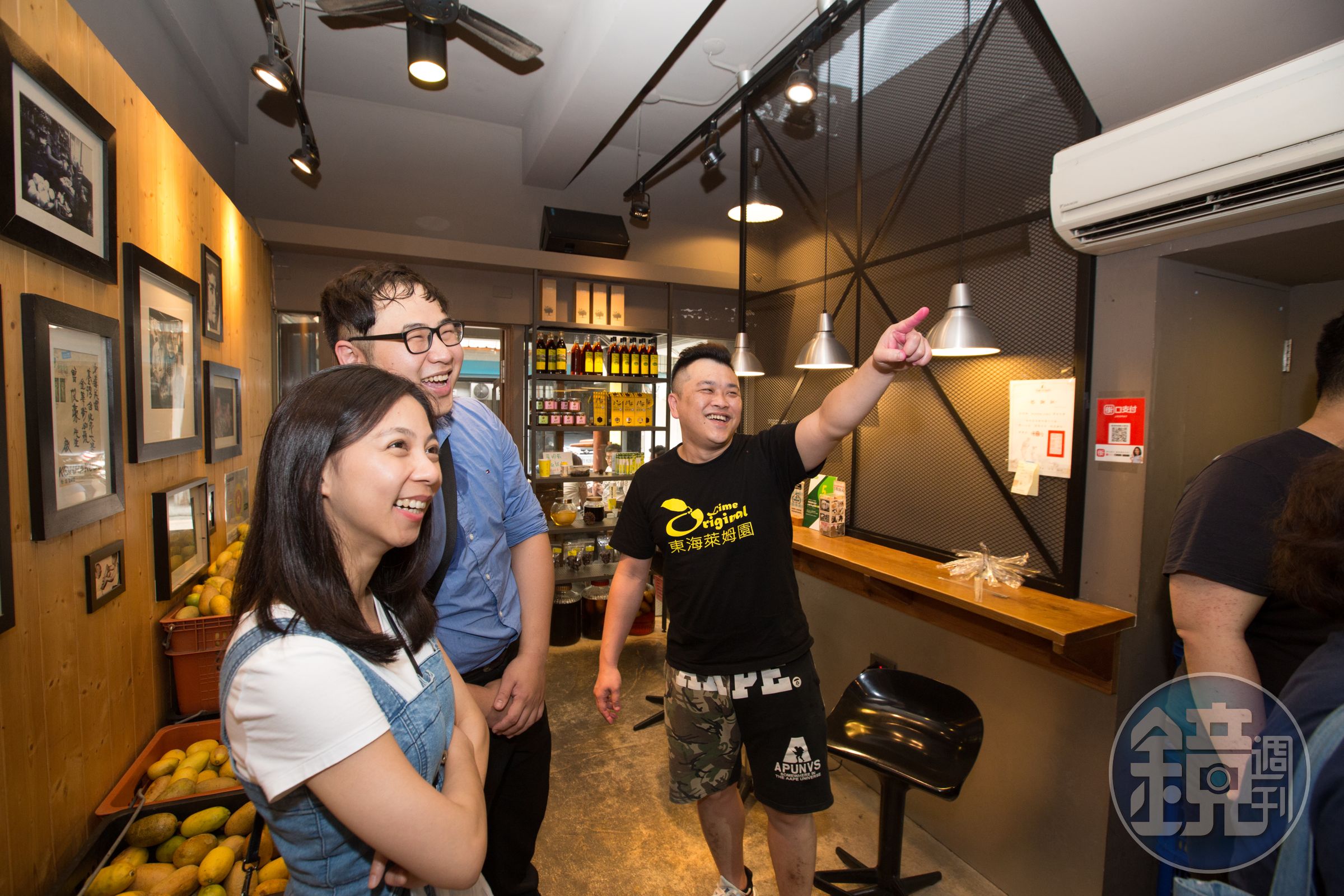 曾俊豪很喜歡跟客人聊天，他說，開店早期，他就靠聊天來推廣萊姆。