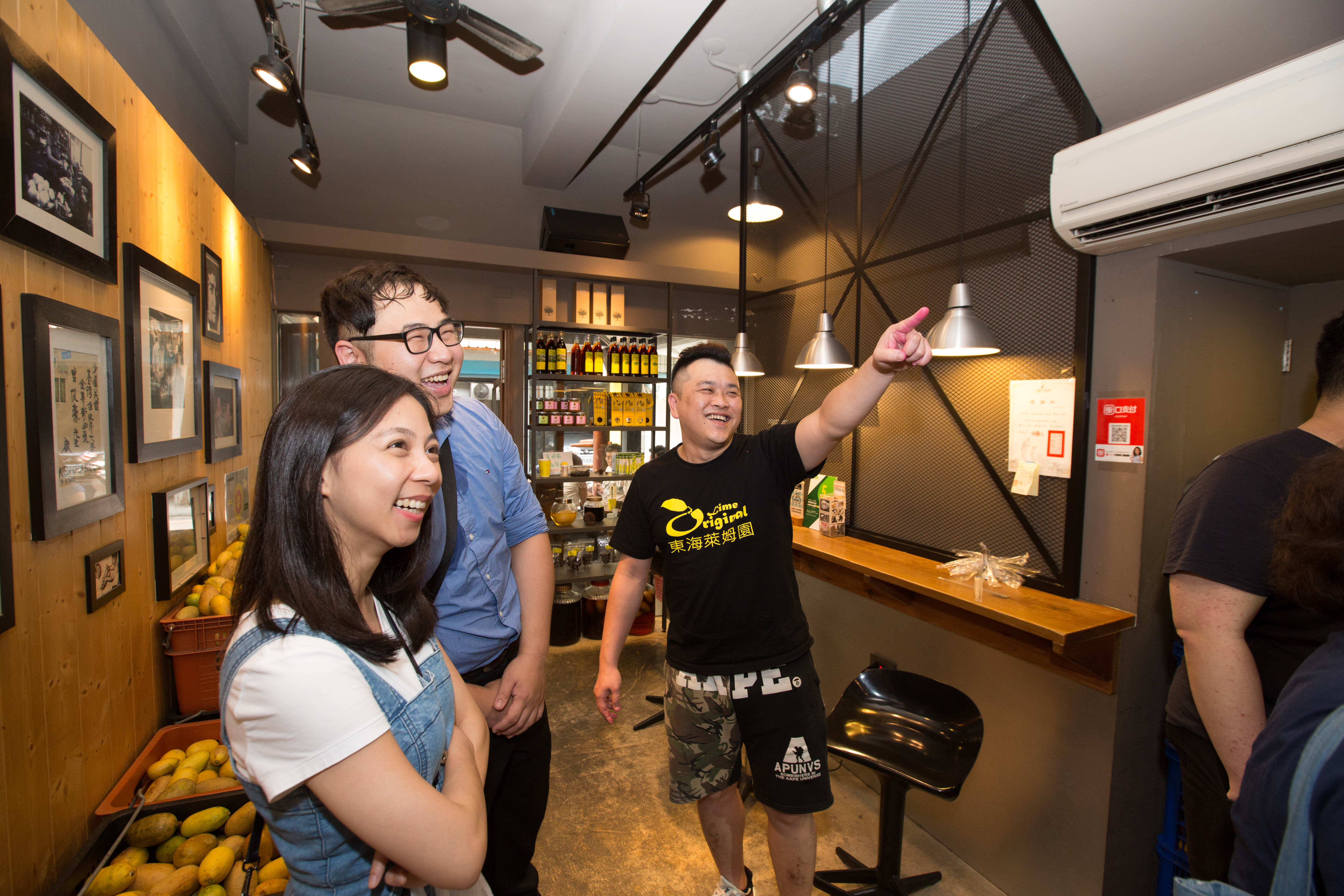 曾俊豪很喜歡跟客人聊天，他說，開店早期，他就靠聊天來推廣萊姆。