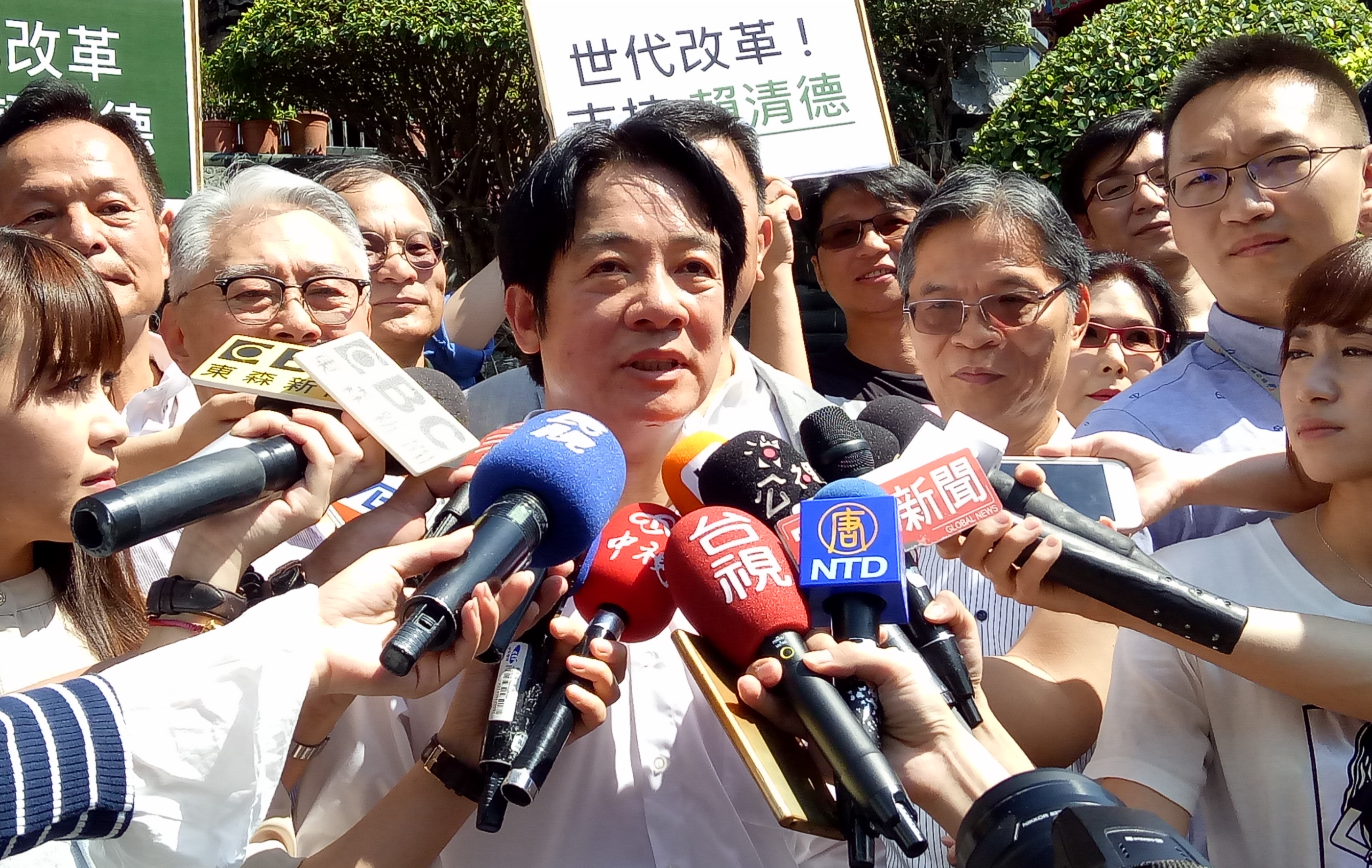 賴清德上午在湧蓮寺參拜後接受媒體訪問。