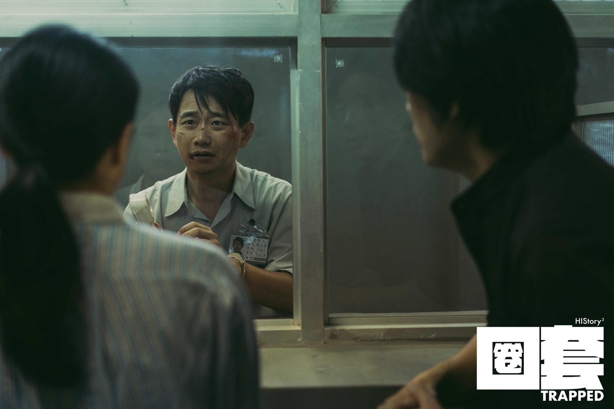 吳承洋飾演的唐毅一直誤認陳文浩(陳家逵 飾演,面對鏡頭者)是殺了養父的仇人,原來對方竟是自己的親生父親。(CHOCO MEDIA ENTERTAINMENT(CME)提供)