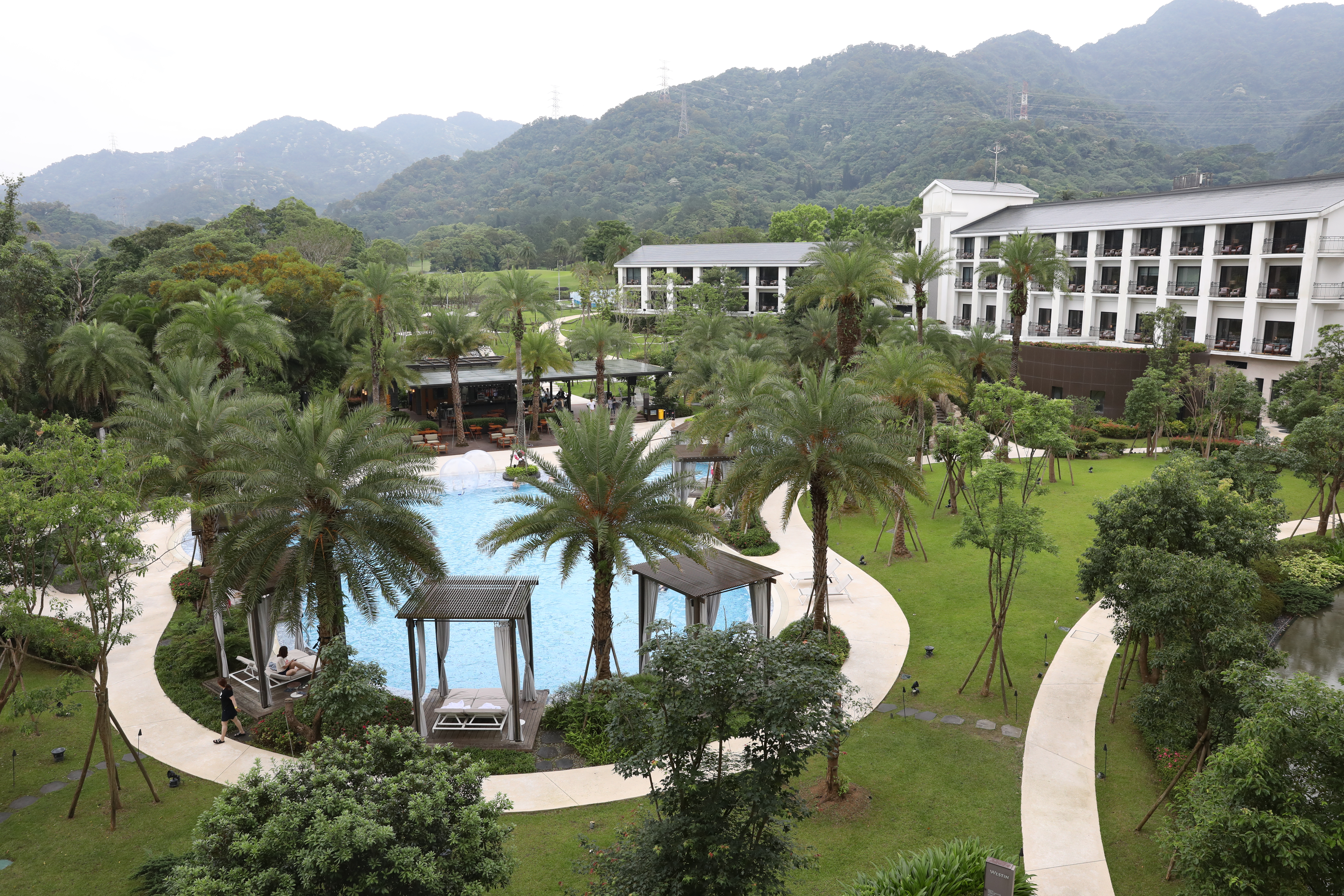 桃園大溪笠復威斯汀度假酒店位在山谷之中，綠意盎然。