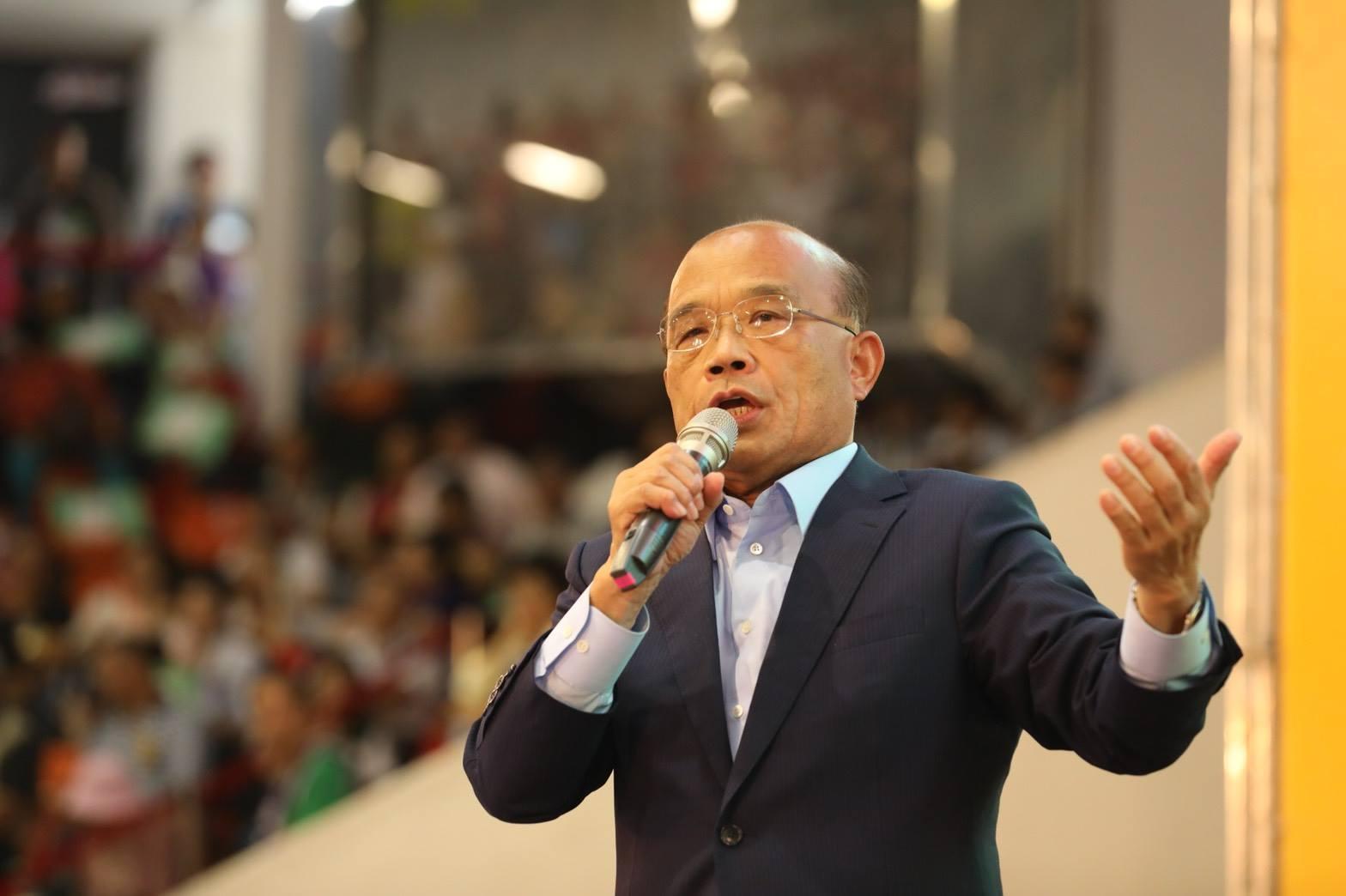 行政院長蘇貞昌出席台水活動發生插曲，受邀演出的舞龍舞獅團紅布條上的「中華台北」，讓蘇揆怒了。（翻攝自蘇貞昌臉書）