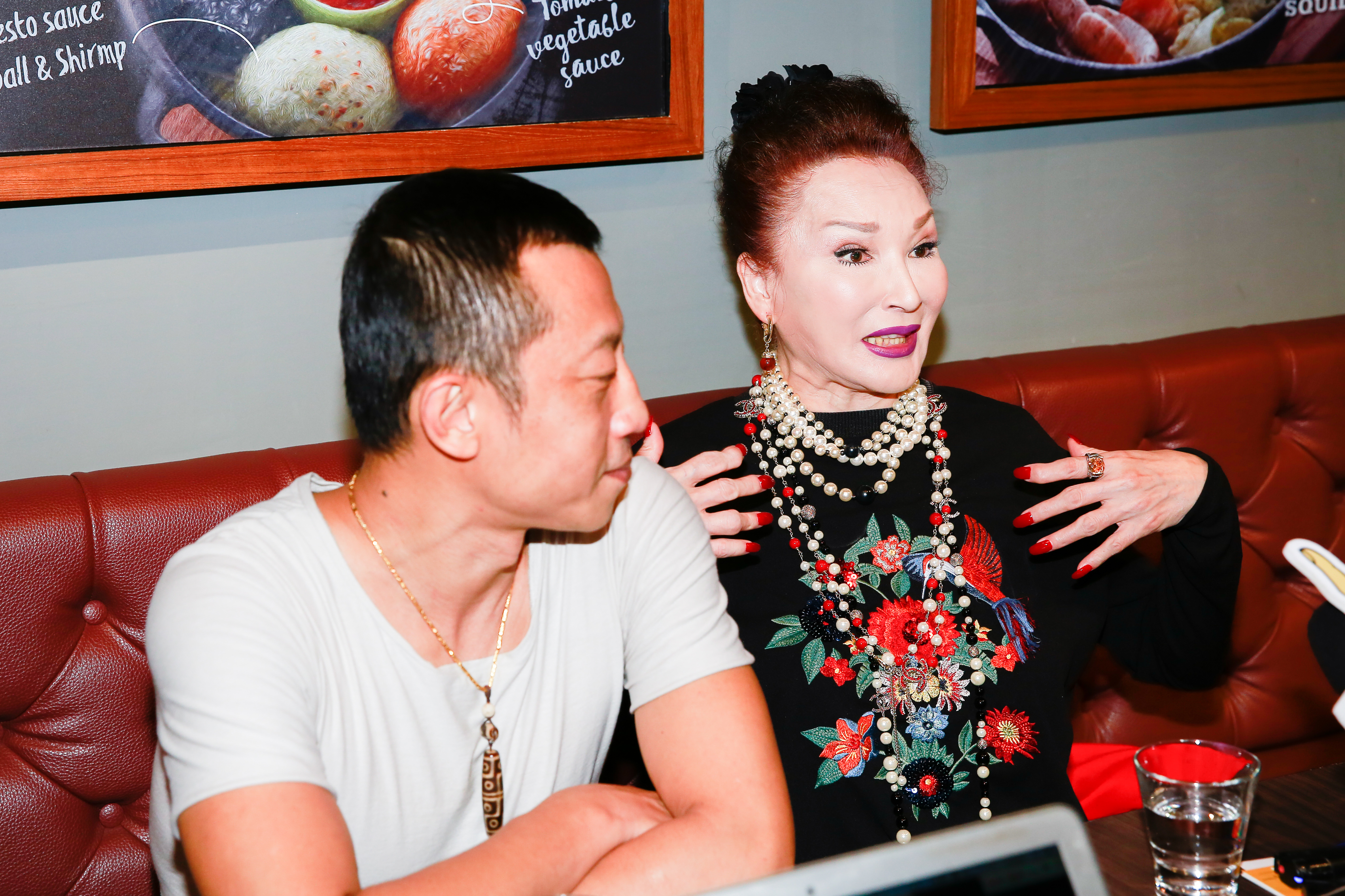 陳莎莉（右）應導演楊雅喆之邀，回台宣傳《血觀音》，氣場震懾全場。