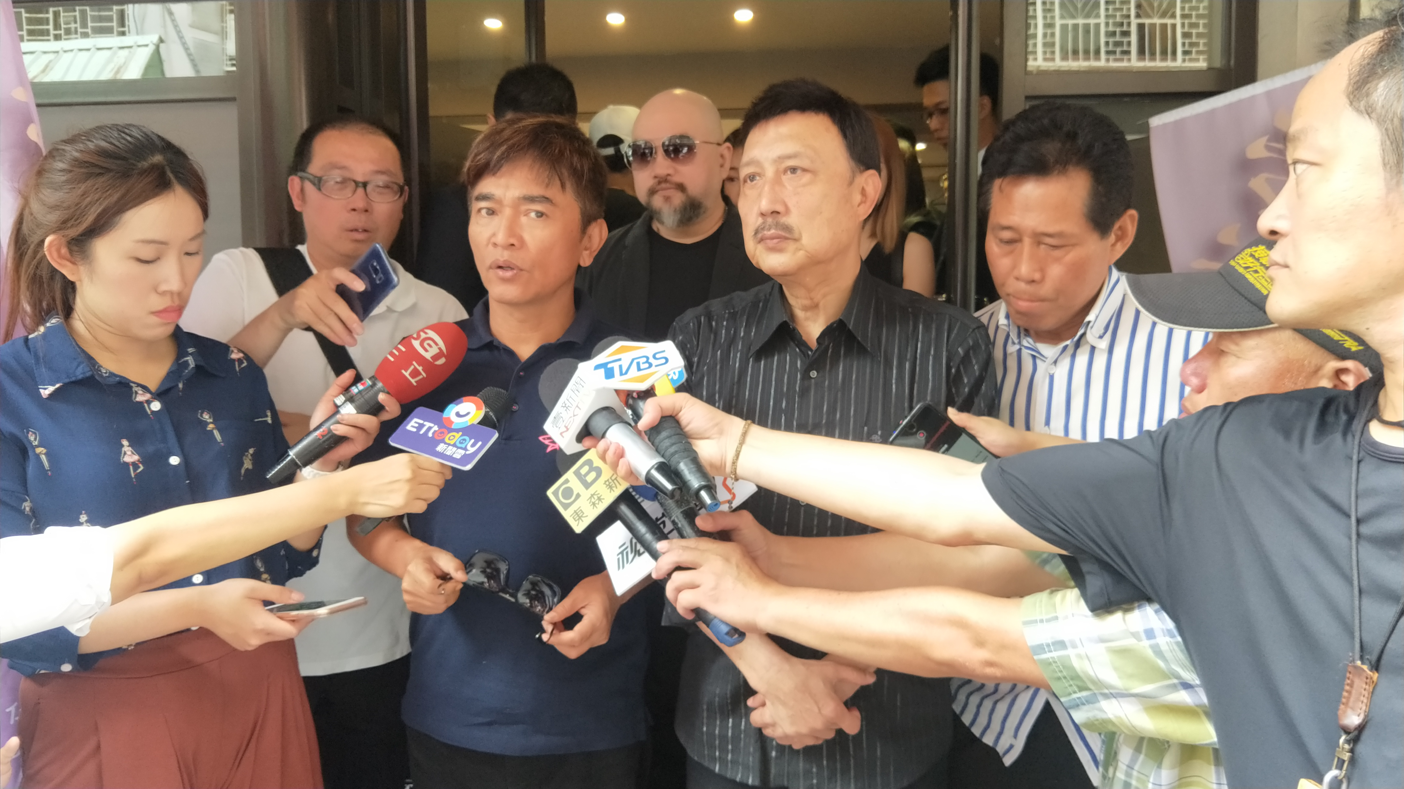 吳宗憲到賀一航靈堂致意，余天擔心未來身後事沒人主持，特意交辦給他。（張詠淇攝影）